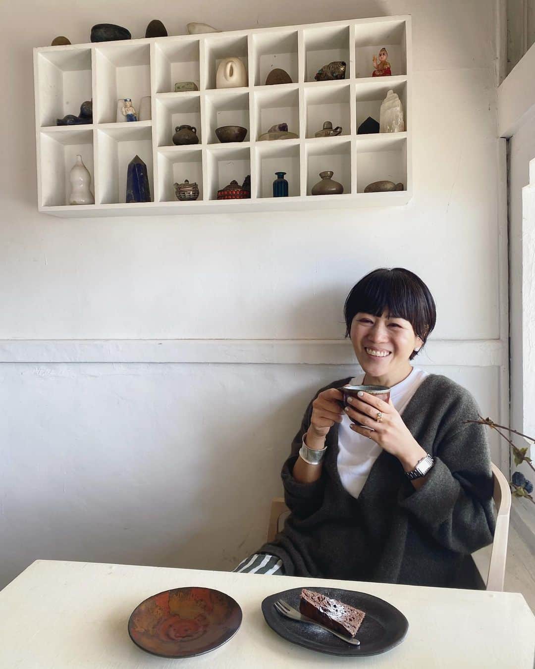 早坂香須子さんのインスタグラム写真 - (早坂香須子Instagram)「八ヶ岳で 久しぶりの @gallery_trax   Kotori Kawashima Exhibition 川島小鳥写真展   『だいじだいじよ』 2023年3月11日(土)ー3月26日(日)　  写真の中の 可愛らしい人たちとか（猫とか！） 綺麗な光とか  美味しいコーヒーとケーキとか  悦子さんの笑顔とか。  最後でした。」3月14日 18時01分 - kazukovalentine