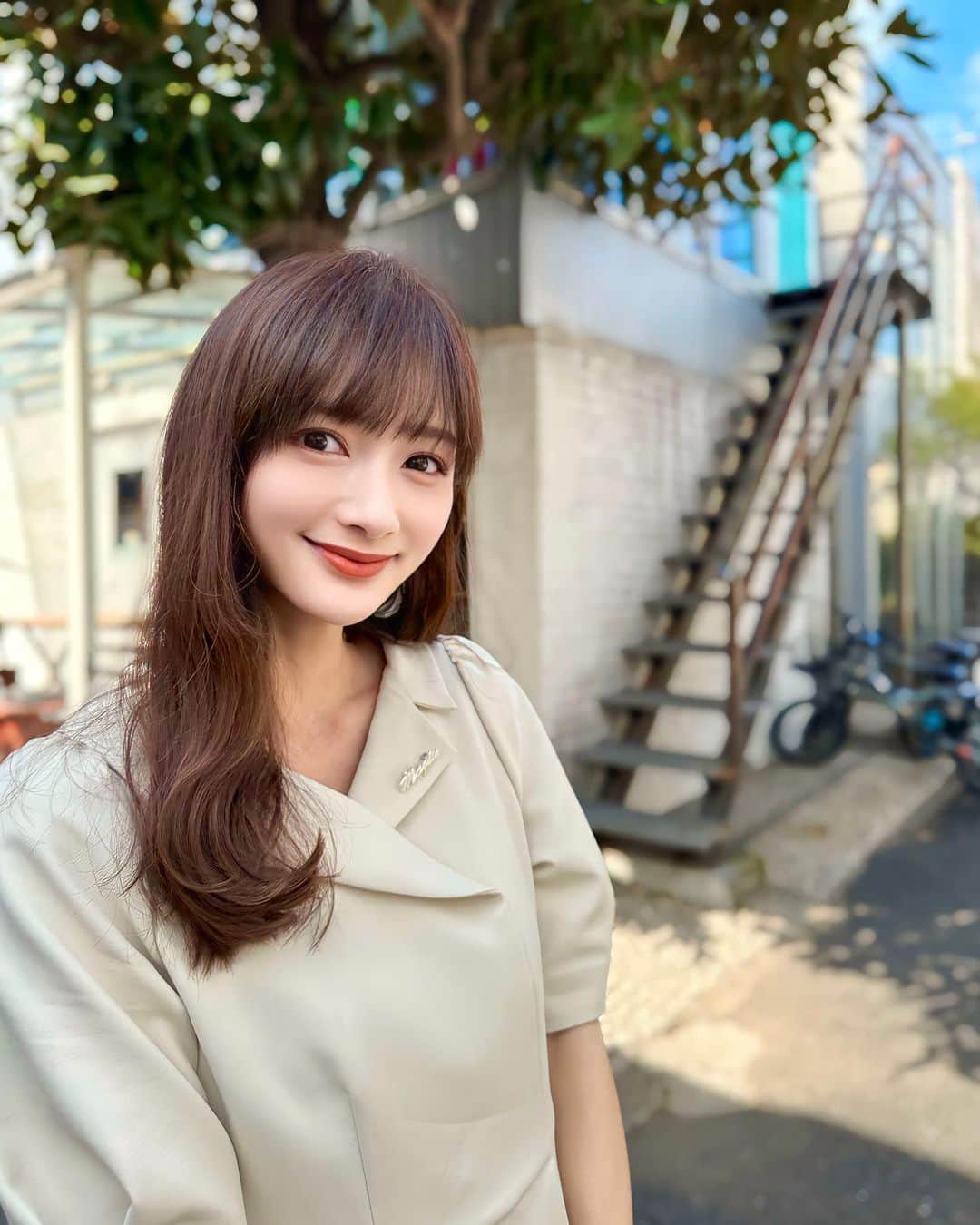 加藤瑠美さんのインスタグラム写真 - (加藤瑠美Instagram)「お気に入りのワンピース🤎🤍🤎 @m_maglie_le_cassetto_official の大ファンすぎて！ ここぞ！というときはいつもマーリエのお洋服着てる🫶 フィット&フレアのシルエットが大好き❣️ お袖にはパールも付いていて、少し長めの五分丈が 二の腕をカバーしてくれるよ🫢 襟には10周年記念のノベルティでいただいた マーリエブローチを付けたよ🤍  dress @m_maglie_le_cassetto_official #m_maglie_le_cassetto  bag @hermes #hermes  shoes @herlipto #herlipto  #coordinate#ootd#Japanese#japanesegirl#instafashion#rubi_fashion#新米ママ#東京ママ#오오티디#아웃핏#年子ママ#東京ママ#男の子ママ#女の子ママ#年子育児#年子ママ#年子兄妹#ママコーデ#ワンピース」3月14日 18時01分 - katorubi