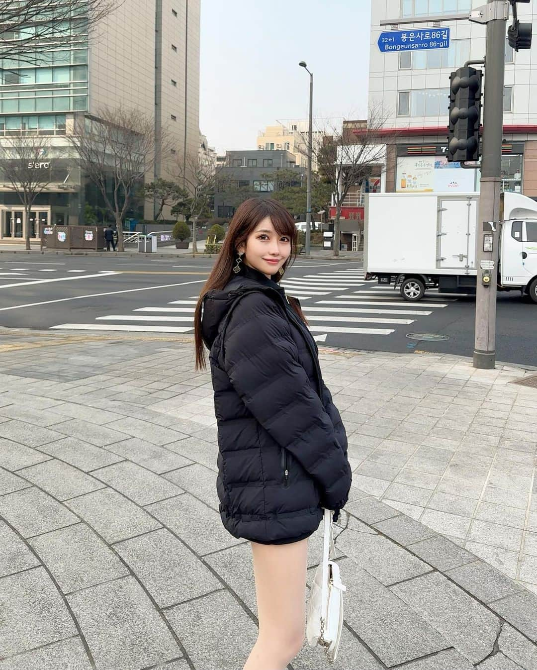 MAYUさんのインスタグラム写真 - (MAYUInstagram)「. この前の旅行で、朝時間があったから少しお散歩した時の🚶‍♀️🤍 . 泊まってたホテルのすぐ近くに 朝9時から開いてるゴルフウェアのショップがあったから この後お買い物もしたよ☺️🤍 . 私は寒くても脚を出してくスタイル✊🏻🖤笑 . . #ゴルフ女子#旅行#韓国旅行#ootd#fashion#fashionstyle#prada#dior#chanel#korea#trip#travel#koreanstyle#koreatravel#japanesegirl#여행#여행스타그램#여행에미치다#여행사진#산책#서울#강남」3月14日 18時36分 - mayu.kina_golf