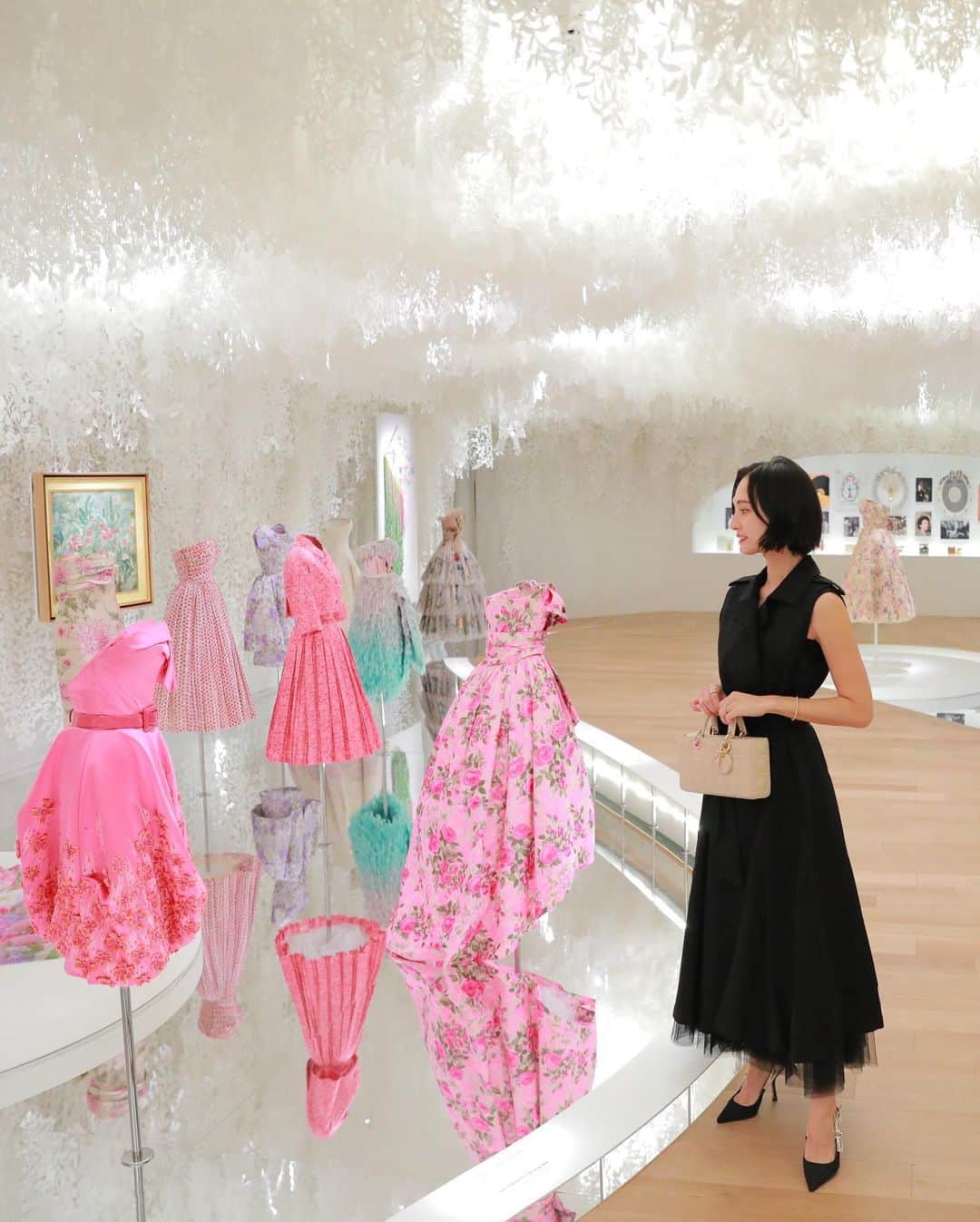 山賀琴子さんのインスタグラム写真 - (山賀琴子Instagram)「@Dior  「クリスチャン・ディオール　夢のクチュリエ展」へ。  まさに夢のような空間で… 数々のデザイナーが受け継いできたDiorの世界観を体いっぱいで感じることのきる時間は幸せそのもの✨  その奇抜さゆえに批判されたジョン・ガレリアーノ そんな彼の「センスがないより、センスが悪い方がましだ」という言葉に、どこか救われた気分になったのでした…😌  #DiorDesignerOfDreams」3月14日 18時42分 - kotokoyamaga