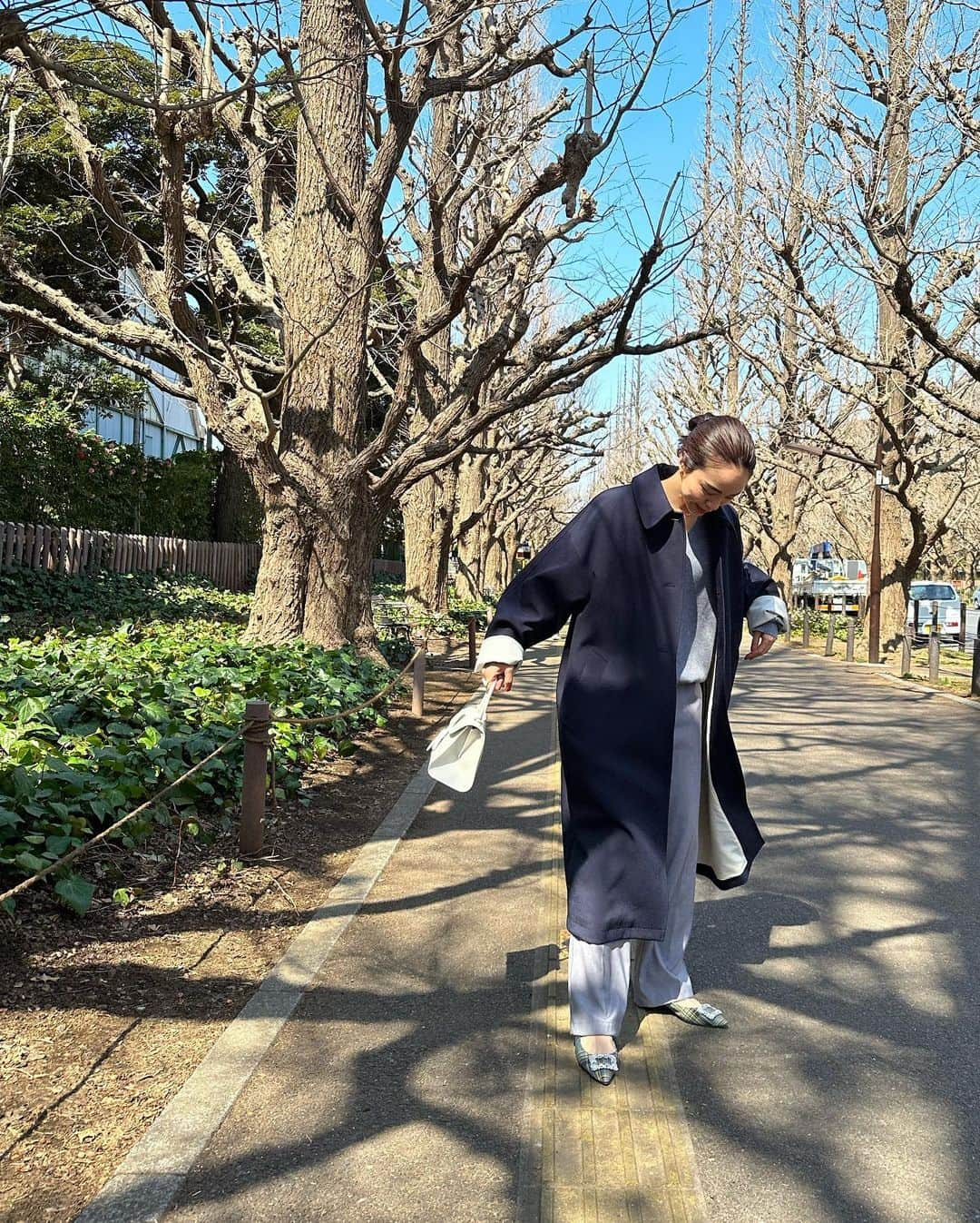 春名亜美さんのインスタグラム写真 - (春名亜美Instagram)「本日3月14日、東京で桜が開花🌸 いよいよ春🌸🌸🌸  #coat @newans.official  #knit @aton_tokyo  #pants @searoomlynn_official  #bag @delvaux  #shoes @ohgaofficial   #newans #aton #atontokyo #delvaux #delvauxbrillant #searoomlynn #ohga」3月14日 19時32分 - amiharunaami