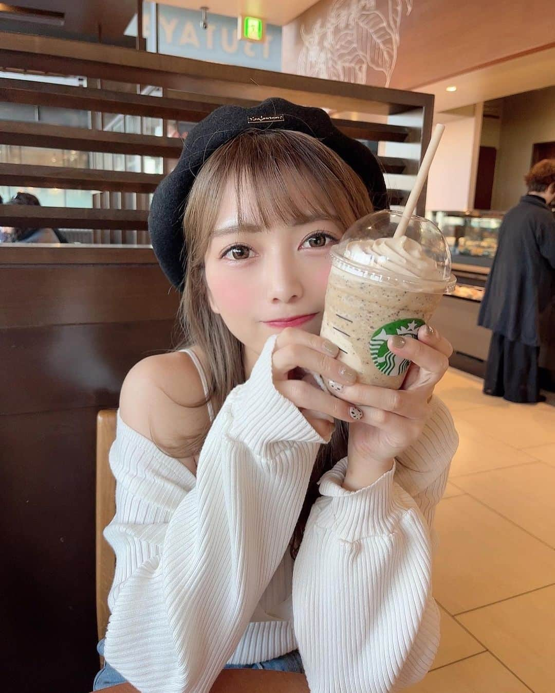 あいりさんのインスタグラム写真 - (あいりInstagram)「コーヒーフラペチーノおいし🤎 . 銀座の @royal_lounge_ginza に またまた行ってきたよ😬♡ ありがとうございます🥹💕 . airiのインスタ見たで予約すると 20分ホワイトニング無料だよ🌸 . . #ホワイトニング東京 #ホワイトニング銀座 #銀座ホワイトニング #ホワイトニング専門店 #セルフホワイトニング #歯を白くする #歯を白く #歯を白くしたい #銀座  #オススメホワイトニング #東京  #自分磨き #スタバ #スターバックス  #starbucks #tokyo #春コーデ #ファッション #fashion #ootd」3月14日 20時00分 - gtamtgat