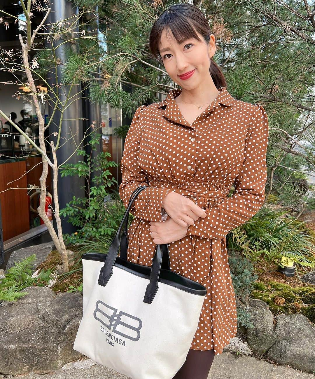 庄司ゆうこさんのインスタグラム写真 - (庄司ゆうこInstagram)「PSYメンバーから誕生日プレゼントにバレンシアガのbagを頂きました🥰毎年、何が欲しいですか？って聞いてくれて、もう11年目くらいになりますが、毎年カバンをリクエストしちゃってます🤣🧡 今回のbagは書類やウェアも入る大きさだしめちゃくちゃ使いやすい☺️ 肩にも掛けられるからとっても便利🧡 みんな毎年本当に有難う😭✨ 大切に使います❣️ #誕生日#誕生日お祝い#バースデーランチ#プレゼント#バレンシアガ#bag#ありがとう#感謝#ポジティブスターヨガ#ヨガインストラクター」3月14日 21時39分 - yuko.shoji