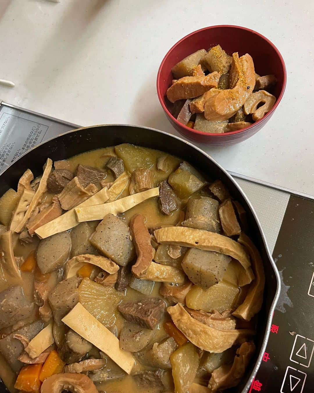 飯島直子さんのインスタグラム写真 - (飯島直子Instagram)「こんばんは^ - ^♪  今日は風が冷たかったですね 風邪をひきそうです みんな気をつけましょうね^ - ^  すっかりスギ花粉デビューしました(´･_･`) ブタに草というより言いやすいです^ ^  13.14日のへんじすこしと おもったことをすこし^_^  自身も大変なのに愛犬の看病まで大変ですね(;_;) 時おりひとに頼ってくださいね 応援してます(´∀｀*)  わたしは臆病者なので じぶんから近づくことは ほとんどありません  当たらず障らずで、相手が自分と合うかをゆっくり見ながら 接すればよいかなと思います ＾＾  苦手だなとおもっていても 大好きなひとになることも たくさんありますよ^ - ^  始めなきゃ、なにも始まりません^ - ^  きょうだいは血のつながりがあるというだけで多くの期待を してしまいますよね  きょうだいでも個々のニンゲンなのだと思えば楽になると思います(*´ー｀*)  yuukinanase7 がんばったんですね これから幸せいっぱいきます♪  ４９才全然おそくないです！ というか、いくつになっても おそいなんてないです^ ^  きっと療養中なので考えてしまう時間が多いんですね  人を見ず、自身を見るのがいいとおもいます＾＾ 自分のために、買い物したり 散歩にでたり、美容してみたり ありがたい自分時間だと 思って労わってください  元気になって仕事再開したら そんな貴重な時間はなかなか もてません(´∀｀*) 今がチャンスです！  今日はスーパーへ買い出しに  夜はいただいたモツ煮込み食べました^ ^ とってもおいしかったです♪  姉に分けようとおもっていましたが悩み中です(´･_･`)  壊れかけのデッキは みんながおもっていた以上に アンティークものです( ´ ▽ ` )  今夜もたたきながら癒されました♪  おやすみなさい╰(*´︶`*)╯♡  また明日♡♡」3月14日 21時42分 - naoko_iijima_705_official