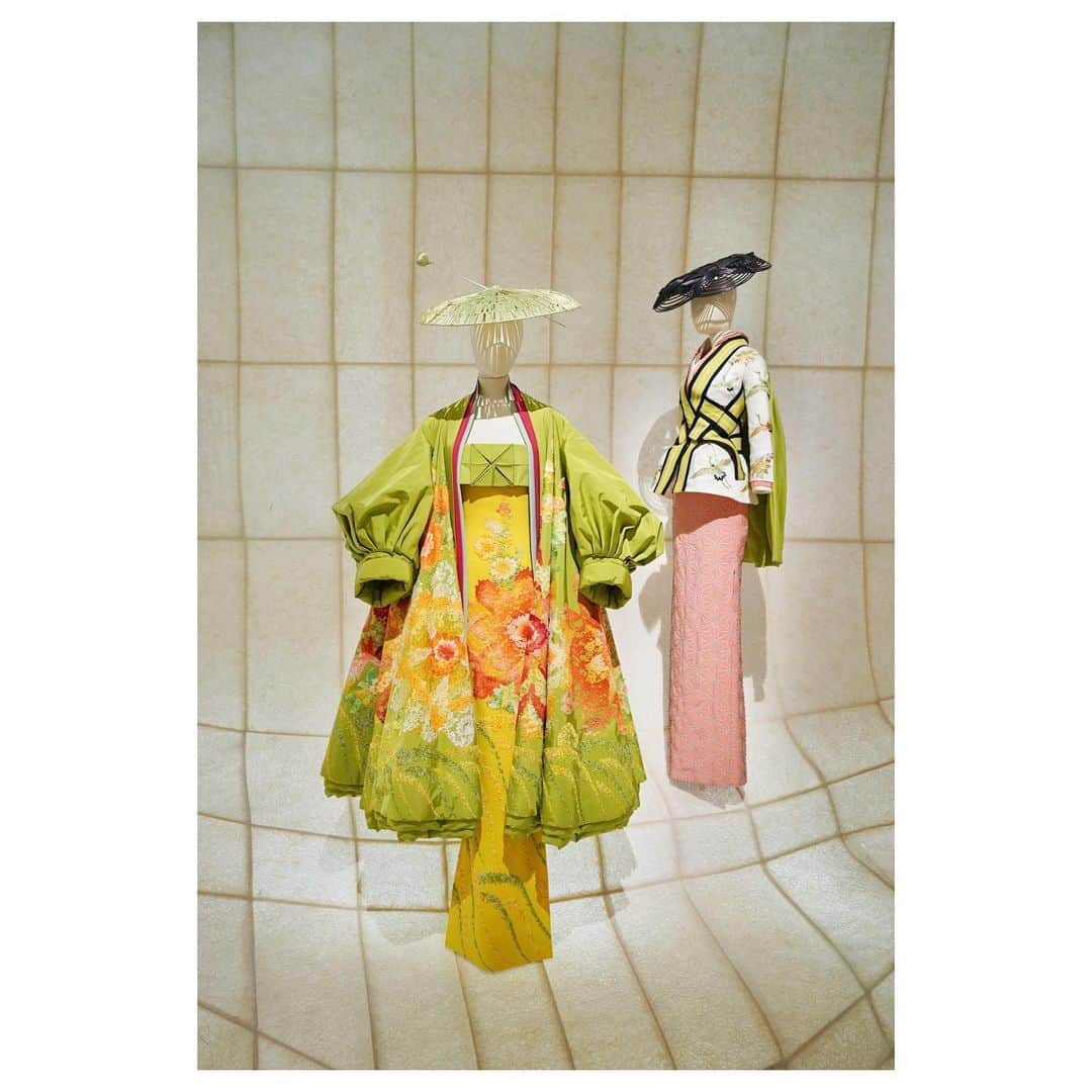 高垣麗子さんのインスタグラム写真 - (高垣麗子Instagram)「*  東京都現代美術館にて開催中の 「クリスチャン・ディオール、夢のクチュリエ」展へ✨  建築家・重松象平氏の手がけた演出が素晴らしく、まさに夢のような時間でした✨✨  1500を超えるドレスやアートピースなど日本初上陸の作品や、まるでドレスに感情があるかのような高木由利子氏の写真✨✨  帰宅してからも薄れることの無い感動の中にいます✨✨  *  #DIORDESIGNEROFDREAMS」3月14日 21時44分 - reikotakagaki