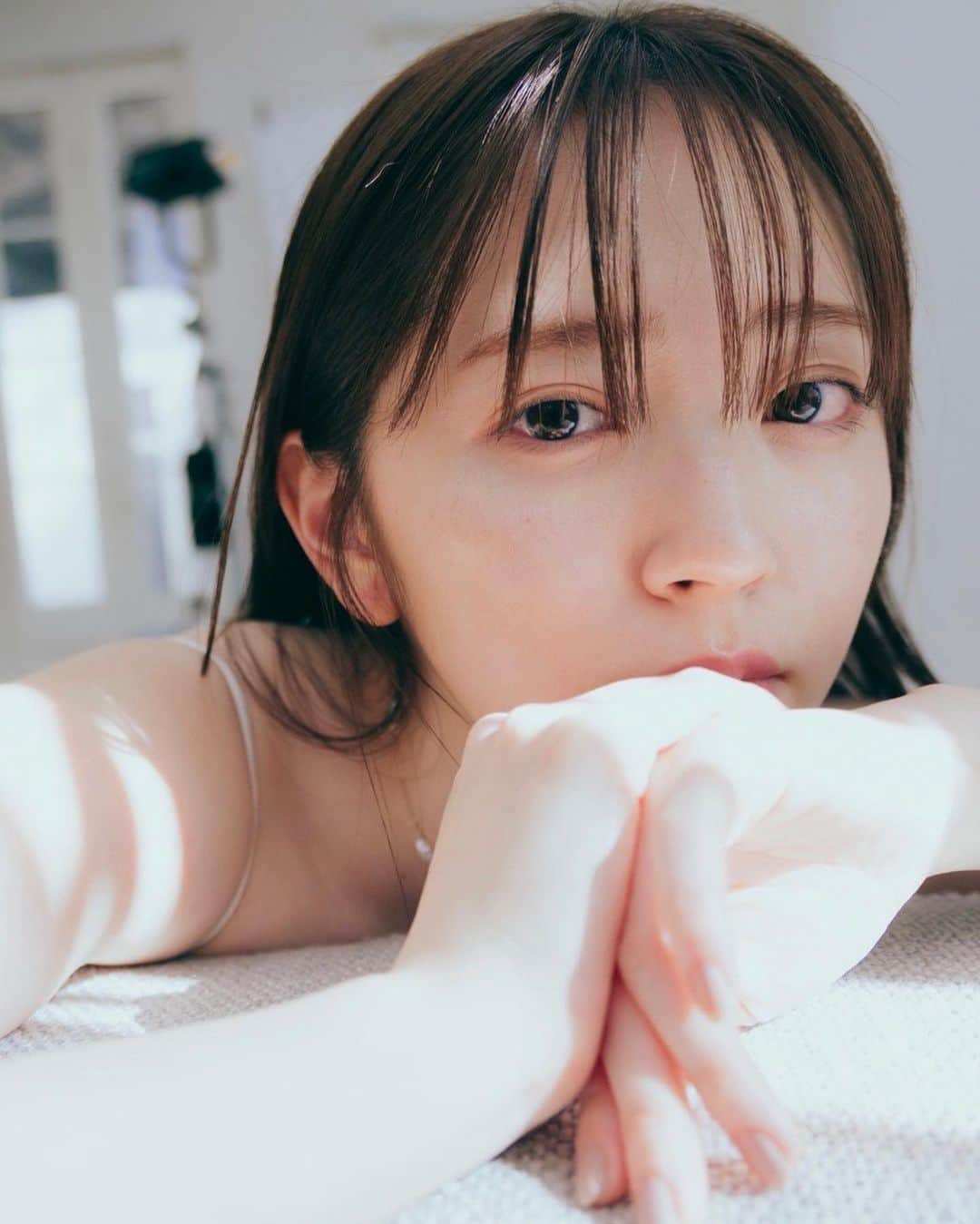 鈴木愛理さんのインスタグラム写真 - (鈴木愛理Instagram)「✴︎  過ぎていく日々。 あっという間に3月も半ば。 毎日少しでも前進していたい、そんな人間なのは昔から今も変わらず。  尊敬と学びが、私が元気でいるために必要なものなんだなって、ここ最近また気付かされることがたくさん。  尊敬できる仲間と仕事ができて まだまだ学べる環境があって  悔しさと楽しさをいったり来たりして、やっと充実感が生まれていく。  生まれた頃には、また次の悔しさに向かって走り出してるんだけど😏  止まれない性格の私ですが、私なりに少しゆったりするのが年明けてからの数ヶ月。自分に向き合う時間をちゃんと設けて、新しいことを始めたりしてる毎日にしてるつもり。  ここで貯めたパワーを まだまだ残る2023年、そして少ししか残っていない28歳を謳歌するのに使うのだ！！🤭✨  #時たまの長文 #ブログに書きなさいってはなし  #おやすみ✌︎」3月14日 22時00分 - airisuzuki_official_uf