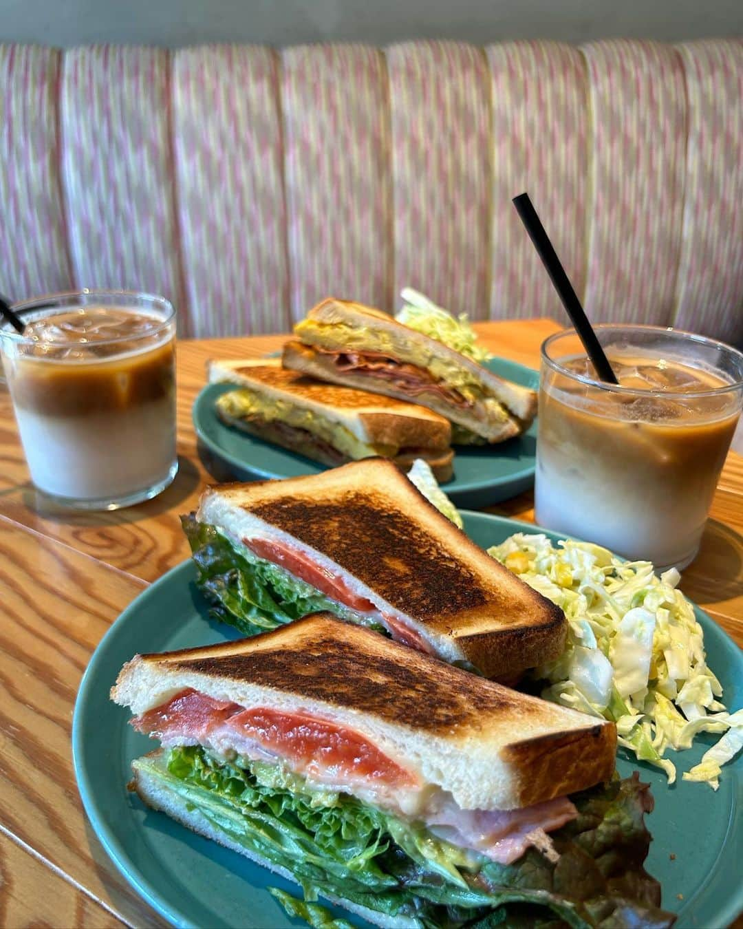 浜田翔子さんのインスタグラム写真 - (浜田翔子Instagram)「朝から坊やの用事済ませ それからのlunch🥪☕️ いろんなサンドイッチがあって 私はベーコンエッグサンドに🍳（坊やも一緒に食べれた✨） カフェラテとこういうの好き〜‼︎  レジャーシートも借りれて目の前の公園とかでテイクアウトもできるし、わんちゃんも外の席だと食べてる方もいらっしゃいました💕🐶  食べた後は公園で沢山遊んだよ〜🛝 やっぱ暖かくなるといいね😊🌸 今度は現代美術館からのカフェもいいな〜🪞  PR @laundrycafe_kiyosumi #WORLDNEIGHBORSCAFE #清澄白河カフェ #トリドリベース #清澄白河ランチ #清澄白河カフェ巡り #LAUNDRYCAFE」3月15日 0時24分 - shoko_hamada