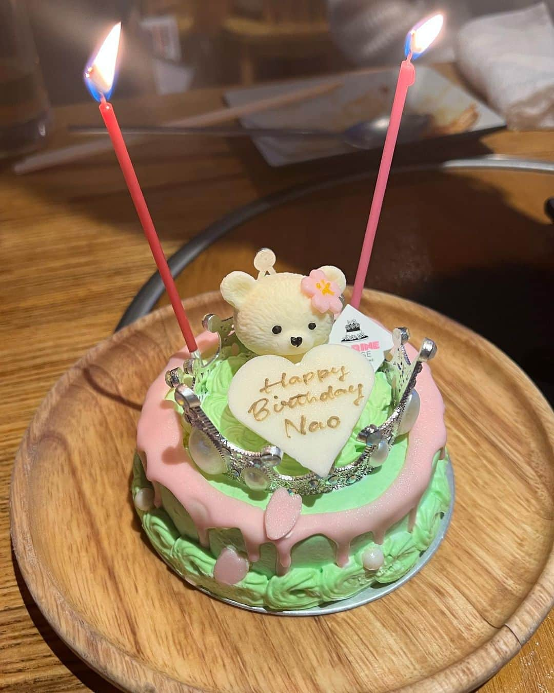 甘糟記子さんのインスタグラム写真 - (甘糟記子Instagram)「なおちゃんの誕生日を新大久保にてお祝いしてきました〜\(//∇//)\ 安定の恒例行事になりつつある新大久保（笑） メンバーも仲良し優子、くるみちゃん、あゆんこ、あゆんこの娘ちゃんの6人\(//∇//)\ @nao_nao310  @yuko_hashimoto8  @ayumiayunco  @k.k.nagata   誕生日ケーキはずっと気になっていたマリーンハウスで購入。 @marinehouse_yourstorycake  もう全部可愛くてたまらなすぎる\(//∇//)\ 本当はアリエルがいいね〜なんて優子と話してたんだけど、注文の日数が足りず（笑） でもこの小さめのケーキがナオちゃん持って帰りやすくていいかも！ しかも可愛いしね╰(*´︶`*)╯♡ お花はくるみちゃんがFUGAさんの素敵な花束を用意してくれて、みんなうっとり(〃ω〃) @fuga_flower_plants   そしてご飯はいつもの肉の物語！ @nikunomonogatari   やっぱり美味しいわ〜(๑>◡<๑) エビロールサムギョプサル最高！ 参鶏湯もチヂミも好き！ ロゼトッポギも最近のお気に入り！ 特になおちゃん（笑）  6人いたので色々少しずつ食べられて良かった(≧∀≦)  朝から買い物して大荷物だったけど、もちろんお茶もしに新しいカフェ　クムコーヒーへ。 @goldcoffee_jp   可愛いパンダ焼き！ 韓国らしくタピオカ粉が多分入ったもちもち食感(๑˃̵ᴗ˂̵) 中身はアンコ、チョコ、クリーム、プレーンと選べたよ！  余った分はチビ達のお土産に(o^^o)  最後までしゃべって笑って最高に楽しい一日でした\(//∇//)\  なおちゃんお誕生日おめでとう〜╰(*´︶`*)╯♡  #誕生日会#女子会#可愛すぎる#大好きな人#新大久保#肉の物語#楽しかった#いっぱい笑った」3月15日 7時07分 - norihey924