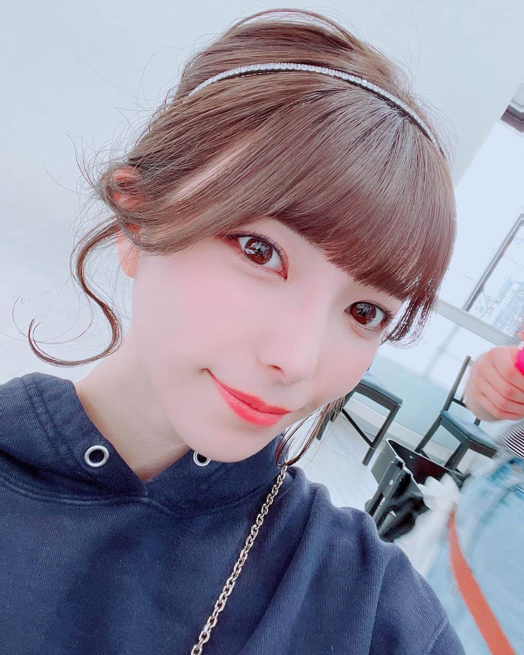 上原亜衣さんのインスタグラム写真 - (上原亜衣Instagram)「目の中にレンズ入れる ICL手術しました🥰🫶 手術の次の日から 裸眼で見える🥰 0.01以下から1.5まで見えるように なりました🥺💗  私的やってよかった💗  強いて言えば 1ヶ月カラコンできないのだけ ぴえんだけど🥺  裸眼生活も意外と慣れてくる☺️🫶  ICL手術きになる方 めっちゃいるみたいで DMも友達からも めっちゃ質問される🥰🫶  今回手術していただいたのは @sapiatower.eyeclinic.tokyo  さん🫶 先生も看護師さんたちも すんごい優しくて 丁寧で 手術中ビビりまくってる私を 落ち着かせてくれました🥰🫶  気になる方は問い合わせしてみてね💗  #icl  #icl手術」3月15日 11時55分 - ai_uehara_ex