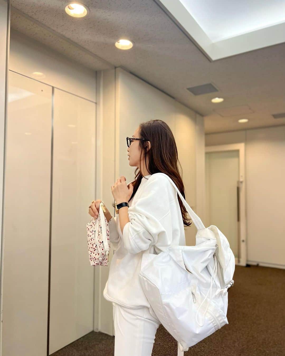 神崎恵さんのインスタグラム写真 - (神崎恵Instagram)「・ 真っ白なバックパックの日。 潔く真っ白コーデ。一反木綿風でございます。 ジャケットを持つと(バックパックの中にいれてしまった)もう少し印象がしまります。 同じ服でもバッグによって楽しみが広がります🍒 白。かわいいです。 🍒もかわいい。 作ってよかった🤤🤍  @lesportsacjapan × @megumi_kanzaki バックパック。画像だと大きくうつるけれど、実物はもっとスマートで大きすぎず小さくなくいいサイズ感です。」3月15日 15時38分 - megumi_kanzaki