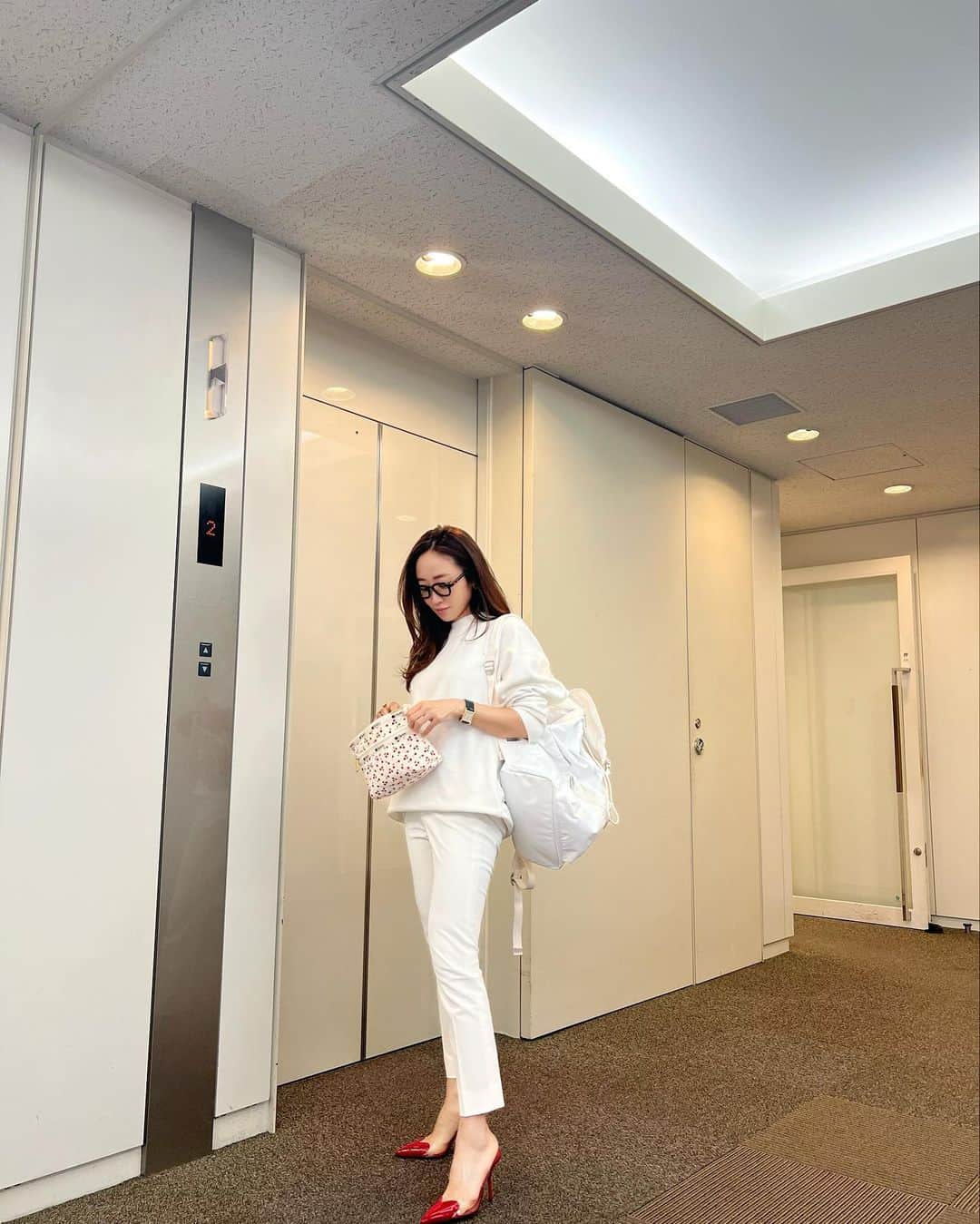 神崎恵さんのインスタグラム写真 - (神崎恵Instagram)「・ 真っ白なバックパックの日。 潔く真っ白コーデ。一反木綿風でございます。 ジャケットを持つと(バックパックの中にいれてしまった)もう少し印象がしまります。 同じ服でもバッグによって楽しみが広がります🍒 白。かわいいです。 🍒もかわいい。 作ってよかった🤤🤍  @lesportsacjapan × @megumi_kanzaki バックパック。画像だと大きくうつるけれど、実物はもっとスマートで大きすぎず小さくなくいいサイズ感です。」3月15日 15時38分 - megumi_kanzaki