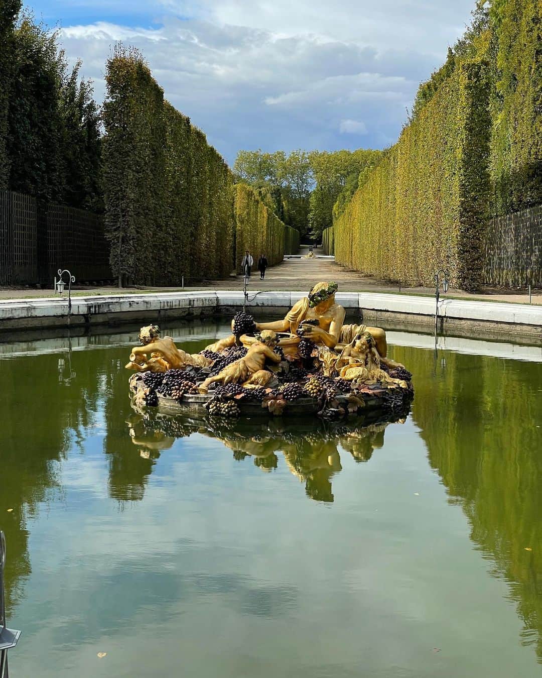 MIRIさんのインスタグラム写真 - (MIRIInstagram)「カメラ持ってパシャパシャ📸  たくさんの泉がありましたが アポロンとバッカスが印象深かったな✨  いまだになんのために造られたかわからない泉も🫠  カメラのデータ実はまだみていない😂  この辺りから雲行き怪しくなって寒くなってきたの🥹  ヴェルサイユ庭園あと2投稿🤲 お付き合いいただきありがとう💕  #france  #jardindeversailles  #ChateaudeVersailles #symmetry  #アポロン #バッカス  #酒の神 #シンメトリー  #ルイ14世 #バロック #庭園  #ヴェルサイユ庭園 #フランス #ヴェルサイユ宮殿  #フレンチ #ランチ #バター芸人 #フランス旅行 #フランス料理」3月15日 16時39分 - miri.o3