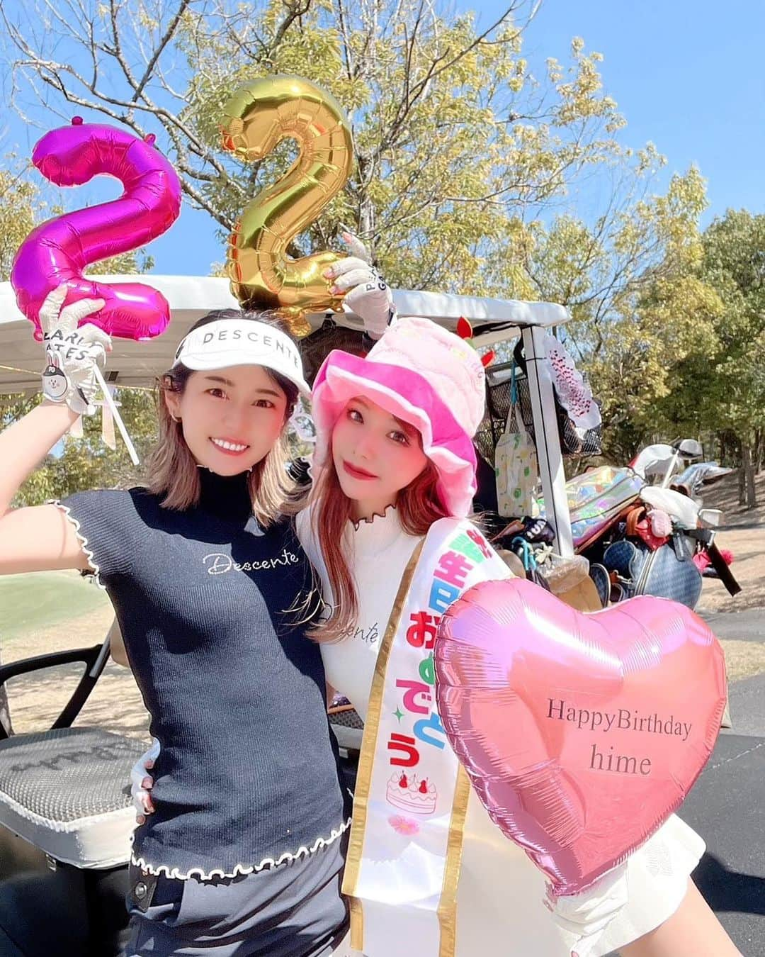 ちゃんしーさんのインスタグラム写真 - (ちゃんしーInstagram)「今日無事レベルアップを果たし お誕生日を迎えました🎂💓  お祝いのメッセージもとても嬉しいです🥲💓 ありがとうございます🫶  誕生日当日は毎年みみちゃんと ご飯デート👩‍❤️‍💋‍👩🫶をするので 昨日お誕生日ラウンドへ🥰⛳️💓  カートの装飾ができるゴルフ場が少ない中 手配してくれたり、 仲良しメンバーからのプレゼントも嬉しかったですぅ👩‍❤️‍💋‍👩💓💖  こんなわたしですが 今年もレベルアップしみんなのリーダーで い続けられる様に頑張ります🥹💓  22歳の抱負はまた更新します💙← . . .  #ゴルフ女子#ゴルフ男子#ゴルフ初心者#ごるふ女子#ごるふ男子#ゴルフ女子初心者#女子ラウンド#高尔夫#골프#美脚#ミニスカ#美脚#脚やせダイエット#足痩せ#トレーニング#お尻#おしり#おしりフェチ#スイング動画#アイアンショット#誕生日デート#誕生日ラウンド#デサゴルゴルファー」3月15日 17時28分 - hime___golf