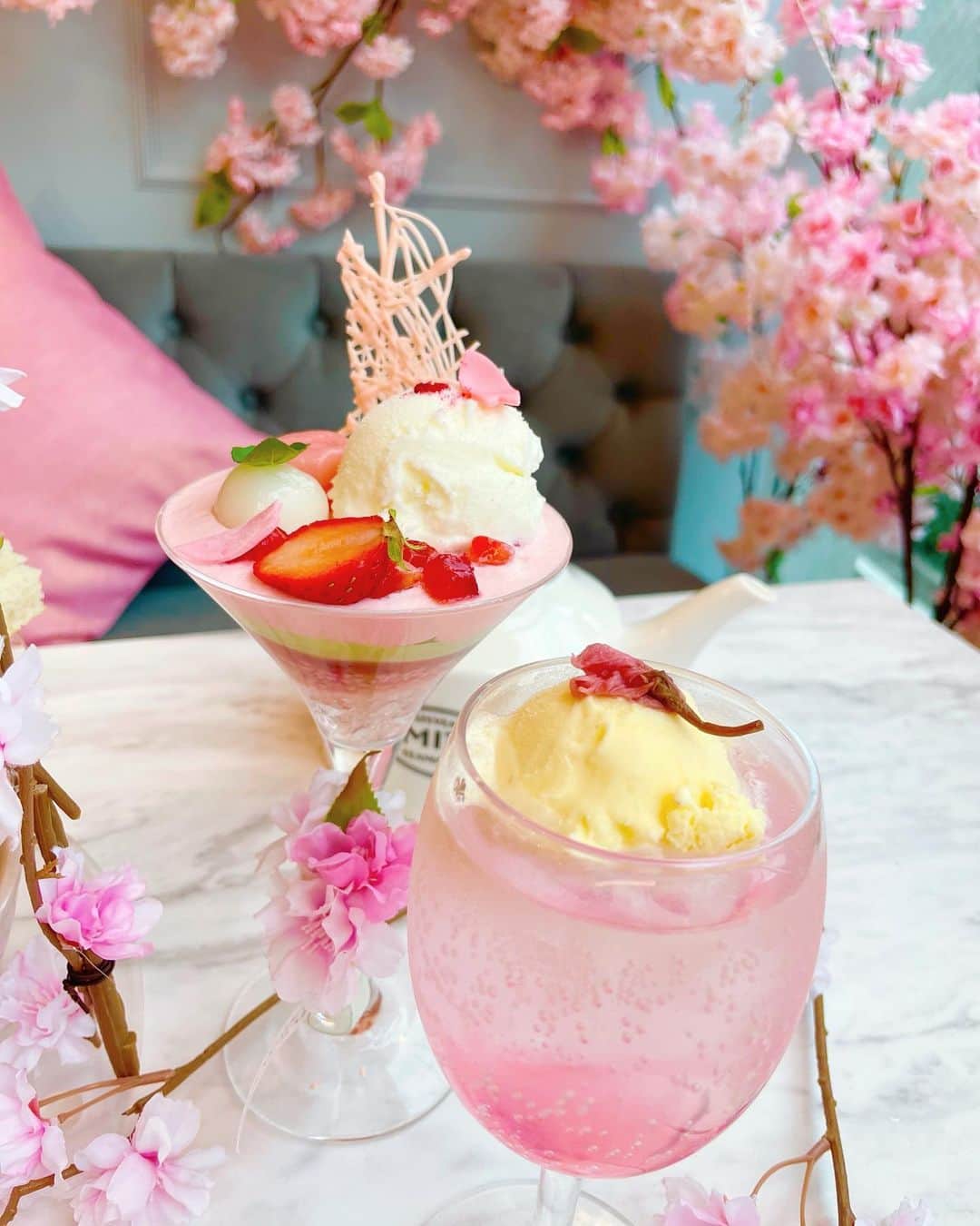 寿リリカさんのインスタグラム写真 - (寿リリカInstagram)「♡ りなちゃんと🌸リーナデート🌸🎀 ♡ オートクチュールカフェの店内は桜満開🌸🌸年々バージョンアップしてて盛り盛りでキレイだったよ🌸💕💕💕💕 ♡ アフタヌーンティーもピンクの桜とイチゴで可愛くて美味しかったぁ🤤🍓🌸セイボリーにおうどんがあった🤤🙌💓 ♡ 出来立てのグラタンも途中で登場👩‍🍳✨ さくらあんのおしるこもあってもりだくさん🌸🍡 ♡ スタッフさんがフラワーフレームでお写真撮ってくれるよ🥰📸満開の桜の中にいるみたい🌸 ♡ 目黒川の桜が満開になるのが窓から見えるからこれから見頃がたのしみ😍🫶今年はライトアップもあるみたいだから夜桜もいいなぁ🌸✨🌙 ♡ #映えカフェ #ヌン活 #アフタヌーンティー　#中目黒 #オートクチュールカフェ #桜カフェ #桜スイーツ #桜ピンク #桜 #桜の名所 #目黒川 #目黒川の桜 #目黒川沿い #夜桜 #アフタヌーンティー巡り #afternoontea」3月15日 17時36分 - ririkakotobuki