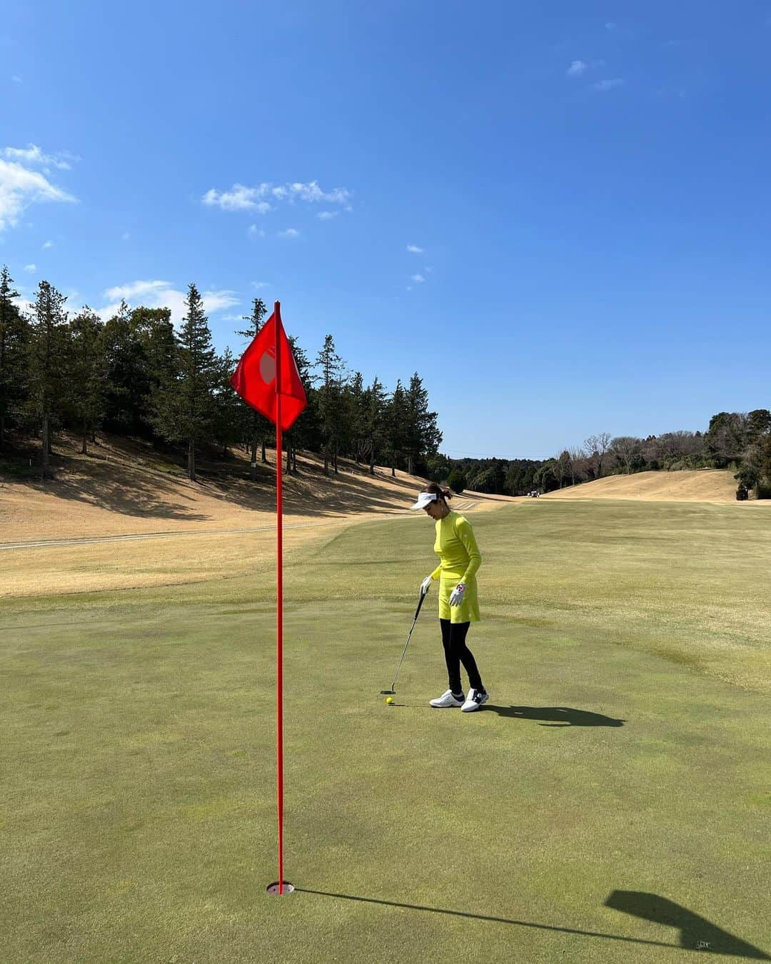 坂元美香さんのインスタグラム写真 - (坂元美香Instagram)「昨日のゴルフ⛳️寒かった😵‍💫  寒いと楽しさ半減するから 次回は暖かくなってからにします😓  と言っても２か月に一回しか行かないので 次は5月くらいかな🤔ちょうどいいね。  ぜんぜん練習しないしラウンドもそんな行かないし 大してやる気もないし、へたっぴなので、 昨年は1着もウェア買わなかったの🫢 でも今年は可愛いウェア新しいのほしいな😌💓  #黄色星人 #ロッテ皆吉台カントリー倶楽部  #坂元ゴルフ日記 #ゴルフ女子 #ゴルフ #ゴルフ女子コーデ #雪見だいふく #ゴルフ好きな人と繋がりたい わけではない」3月15日 17時54分 - mika_saka