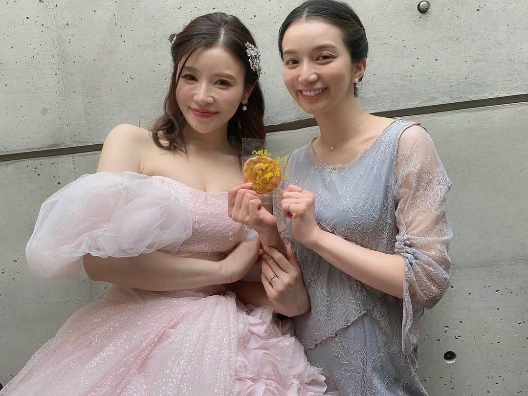 芹那さんのインスタグラム写真 - (芹那Instagram)「てじぽん結婚式💒💓💕  お父様お母様のお顔見た瞬間 涙が溢れてきて まだお式始まる前から 号泣をしてしまいました😭😭😭 てじぽんが 登場した時は もうみんなで声出して泣いちゃって  付き合いが長いから ことあるごとに いろんなこと思い出して 一日中泣いてました💗  こんなに感極まって みんなで喜べる結婚式って 旦那様はもちろん ご家族の皆様に事務所の方々お友達のみんな てじぽんがみ〜んなに愛されている証拠だなぁって思いました❣️ 愛がいっぱいのキャッチフレーズ 今更ながらてじぽんにピッタリなんだなぁって思ったよ🥰🥰🥰  何日経ってもずっと 余韻に浸っています🤪  このてじぽんの笑顔に毎日毎日会いたくなる😌😌😌 これからもよりたくさ〜んの てじぽんスマイルが見れるのがとっても嬉しいです😍  PS わたしが持っているのは てじぽんパパさん（めちゃ渋くてダンディー）の手作りお煎餅です🍘 この日のためのお煎餅💕 これまでもなんどもいただいたけれど格別に美味しかったです👨🏽‍🦳  そして、てじぽんスマイルはママさんゆずりということが判明しました💓💓💓２人ともおんなじ笑顔でとっても可愛かった👼🏻👼🏻」3月15日 17時59分 - serinaofficial