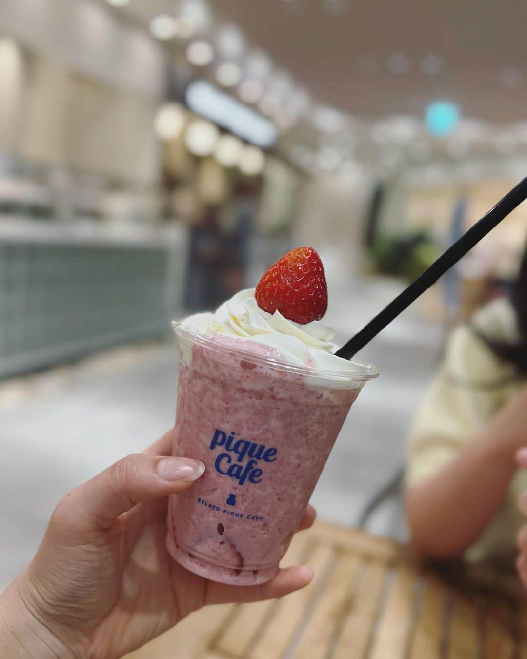 まいまいさんのインスタグラム写真 - (まいまいInstagram)「*＊ いちご🍓 @gelato_pique_cafe のクレープが大好きで この日も恵比寿のアトレに食べに行ったんだけど、 いちごスムージーにそそられて浮気してしまった🥺💓  この時期は大好きないちごがおいしくて幸せ( ˶ˆ꒳ˆ˵ )🍓 . #まいごるふ#ゴルフ#ゴルフ女子#グルメ女子#グルメスタグラム#グルメ#恵比寿グルメ#恵比寿カフェ#ジェラピケカフェ#piquecafe maigolf#golfer#gourmet#sweets#ebisu#tokyocafe」3月15日 18時15分 - ___maigolf___