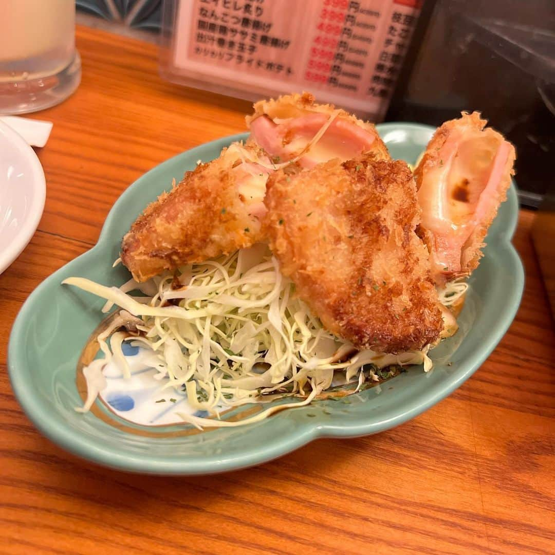 森カノンさんのインスタグラム写真 - (森カノンInstagram)「🦐🍤 恵比寿駅西口徒歩3分 串カツぼっちゃんと恵比寿さんで 串カツ沢山食べてきたっ🫶🏻  「バージンエクストラ大豆油」を使ってて 油にこだわりがあるから太らない串カツって言われてるらしい！ (ホントかな～)🥹🥹🥹  串カツの中だと私は圧倒的に紅生姜が好きで 今日も5本食べてしまったんだけど みんなはなんの串が好きですか？💓  銀杏も好き！あとキスとか！🐟 チーズ系の串も外せない！🧀  どれも美味しかった～❕❕❕  ------------------------------------  串カツぼっちゃんと恵比寿  📍 東京都渋谷区恵比寿西1-9-13ステージファースト恵比寿  ------------------------------------ PR @kushikatsu_bocchan_to_ebisu #東京グルメ #恵比寿グルメ #居酒屋グルメ #恵比寿串カツ #恵比寿ハッピーアワー #恵比寿せんべろ #串カツぼっちゃん #恵比寿居酒屋」3月15日 21時21分 - mkanon211