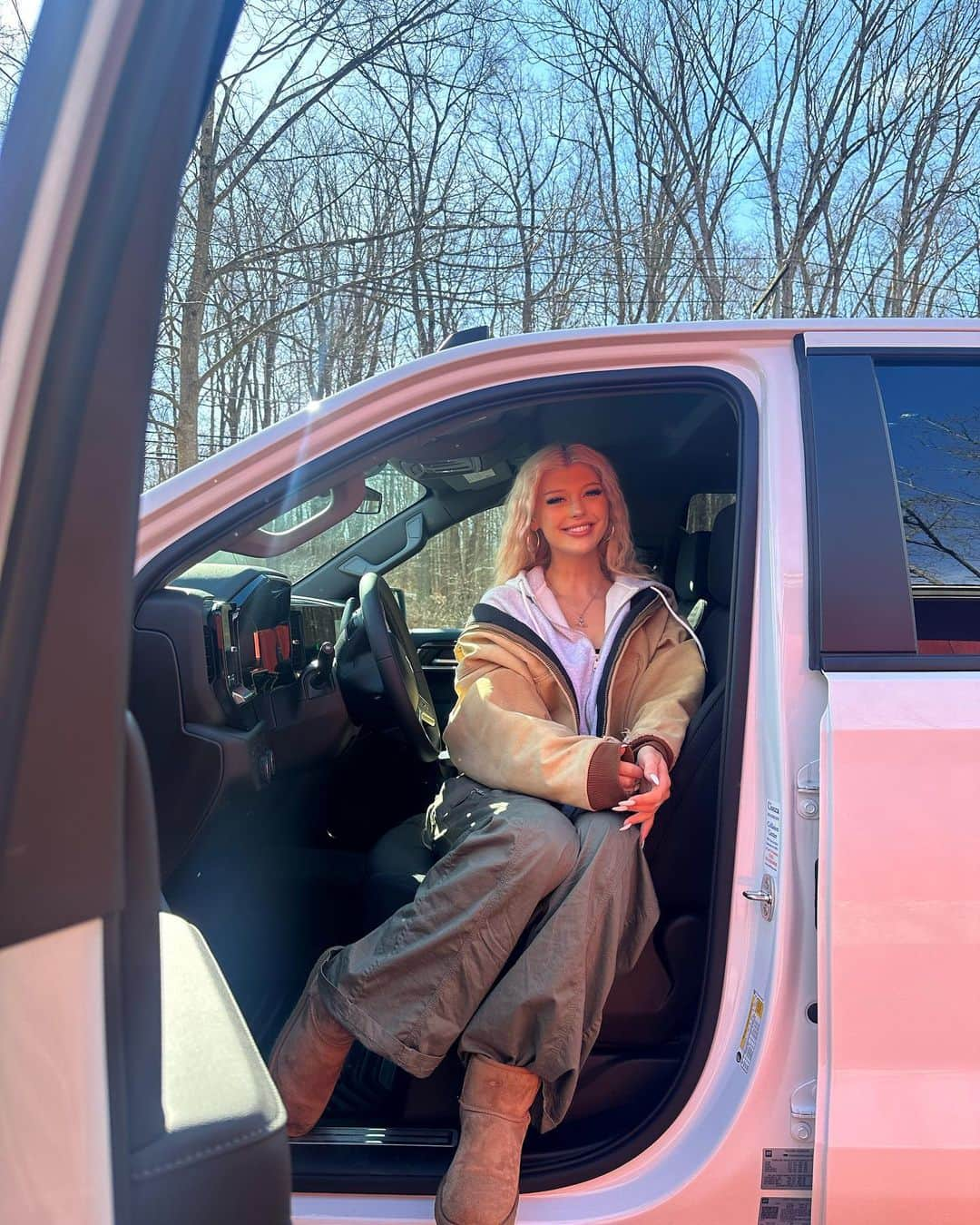 ローレン・グレイさんのインスタグラム写真 - (ローレン・グレイInstagram)「i hate that stupid old pick up truck u never let me drive ( so i got my own )」3月16日 0時30分 - loren