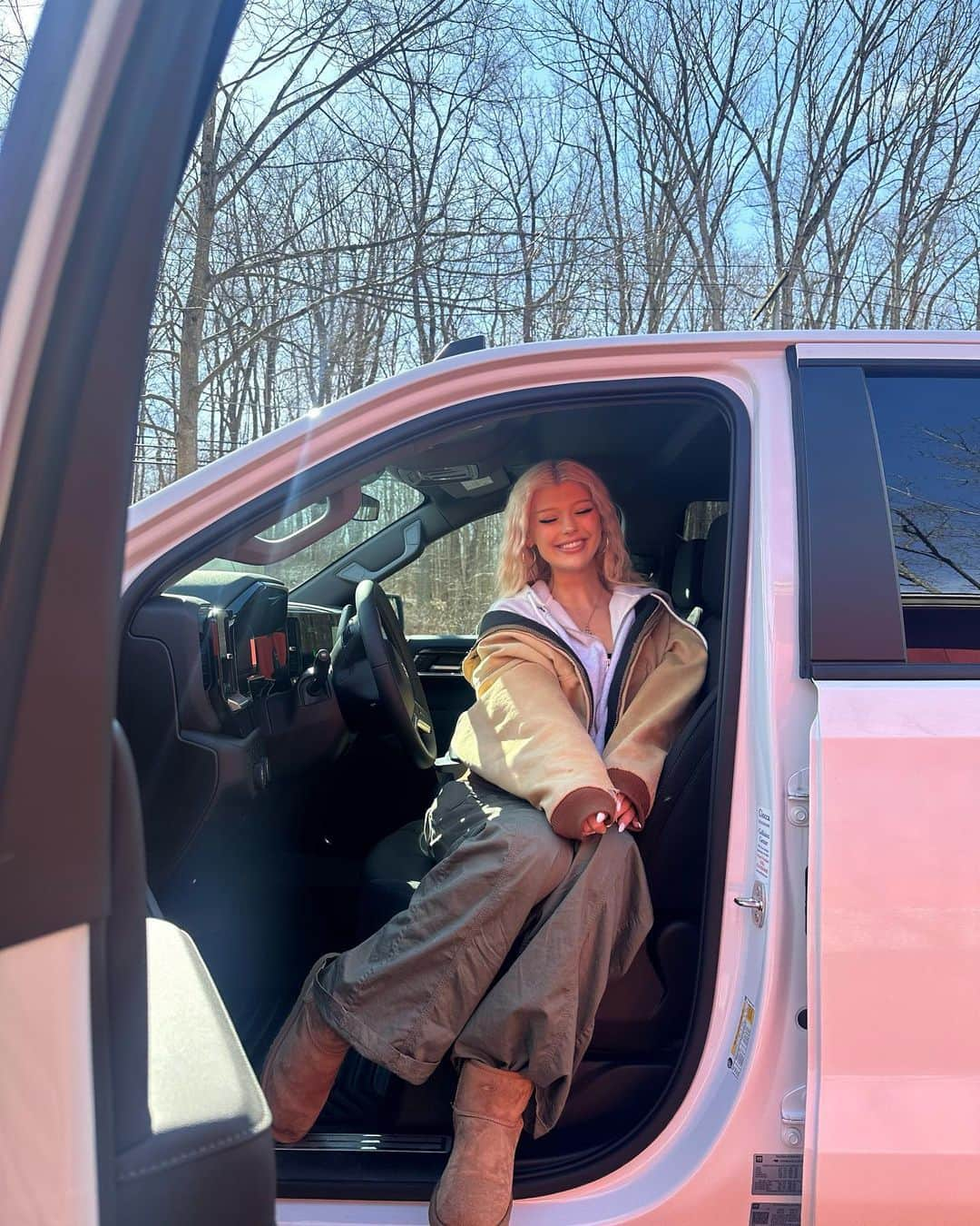 ローレン・グレイさんのインスタグラム写真 - (ローレン・グレイInstagram)「i hate that stupid old pick up truck u never let me drive ( so i got my own )」3月16日 0時30分 - loren