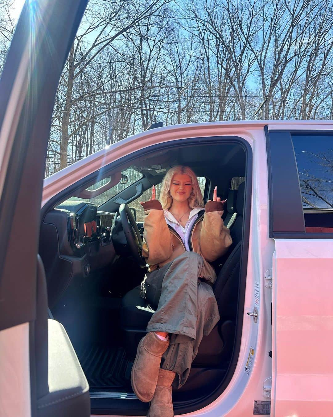 ローレン・グレイさんのインスタグラム写真 - (ローレン・グレイInstagram)「i hate that stupid old pick up truck u never let me drive ( so i got my own )」3月16日 0時30分 - loren