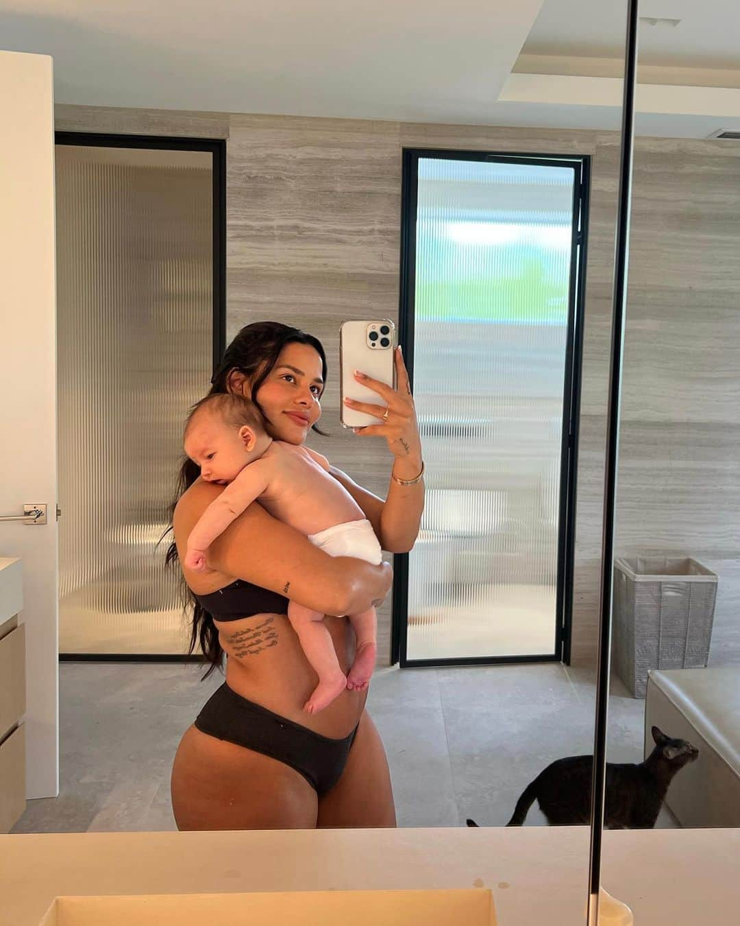 Katya Elise Henryさんのインスタグラム写真 - (Katya Elise HenryInstagram)「Callin all mamas 🗣️ I can’t believe it… it’s HERE! Over the next 6 weeks, I'll be gently easing back into my training and showing you all how I'll be doing it. I learned alot from my first pregnancy, so you bet im doing it right this time around! 😎 My workouts will be modified and routine will focus on rebuilding my body's foundations for strength and mobility. I know it won't be easy, especially after having 2 babies back to back 😂 — but nothing worth having comes easy!  I'll be following a specific 6-week routine from my Post-Baby Comeback Program. And you can join me too!! I created this special program alongside fitness experts on my team. EVERY workout and EVERY recipe will help you re-establish a connection with your body, find our inner strength and re-energize with the right food options.  You can find the exact same Post Baby Program that I'll be doing on @WBKfit site, link in bio. Join me in the comeback these next few weeks and let's navigate this crazy, beautiful thing called motherhood❤️」3月16日 4時05分 - katyaelisehenry