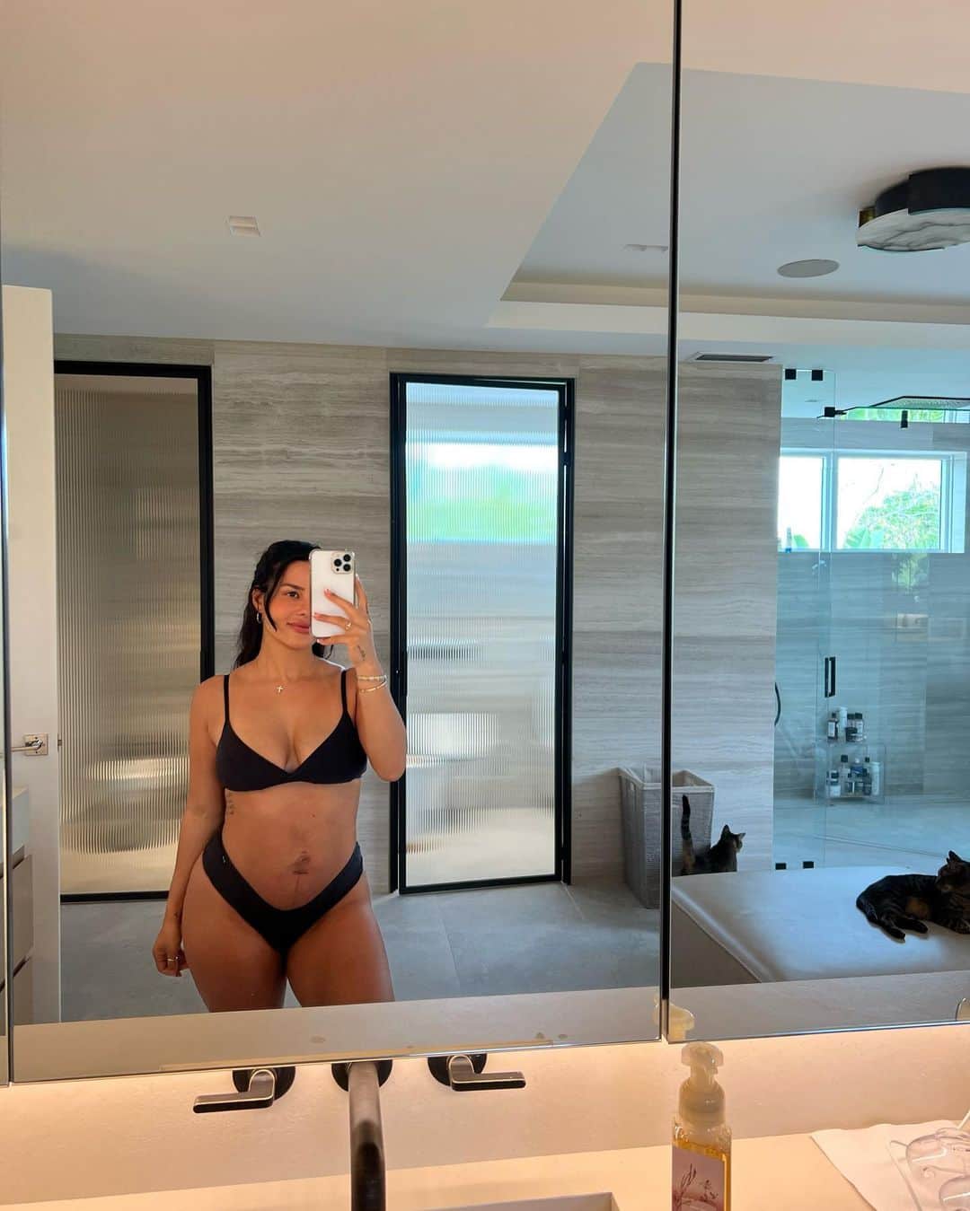 Katya Elise Henryさんのインスタグラム写真 - (Katya Elise HenryInstagram)「Callin all mamas 🗣️ I can’t believe it… it’s HERE! Over the next 6 weeks, I'll be gently easing back into my training and showing you all how I'll be doing it. I learned alot from my first pregnancy, so you bet im doing it right this time around! 😎 My workouts will be modified and routine will focus on rebuilding my body's foundations for strength and mobility. I know it won't be easy, especially after having 2 babies back to back 😂 — but nothing worth having comes easy!  I'll be following a specific 6-week routine from my Post-Baby Comeback Program. And you can join me too!! I created this special program alongside fitness experts on my team. EVERY workout and EVERY recipe will help you re-establish a connection with your body, find our inner strength and re-energize with the right food options.  You can find the exact same Post Baby Program that I'll be doing on @WBKfit site, link in bio. Join me in the comeback these next few weeks and let's navigate this crazy, beautiful thing called motherhood❤️」3月16日 4時05分 - katyaelisehenry