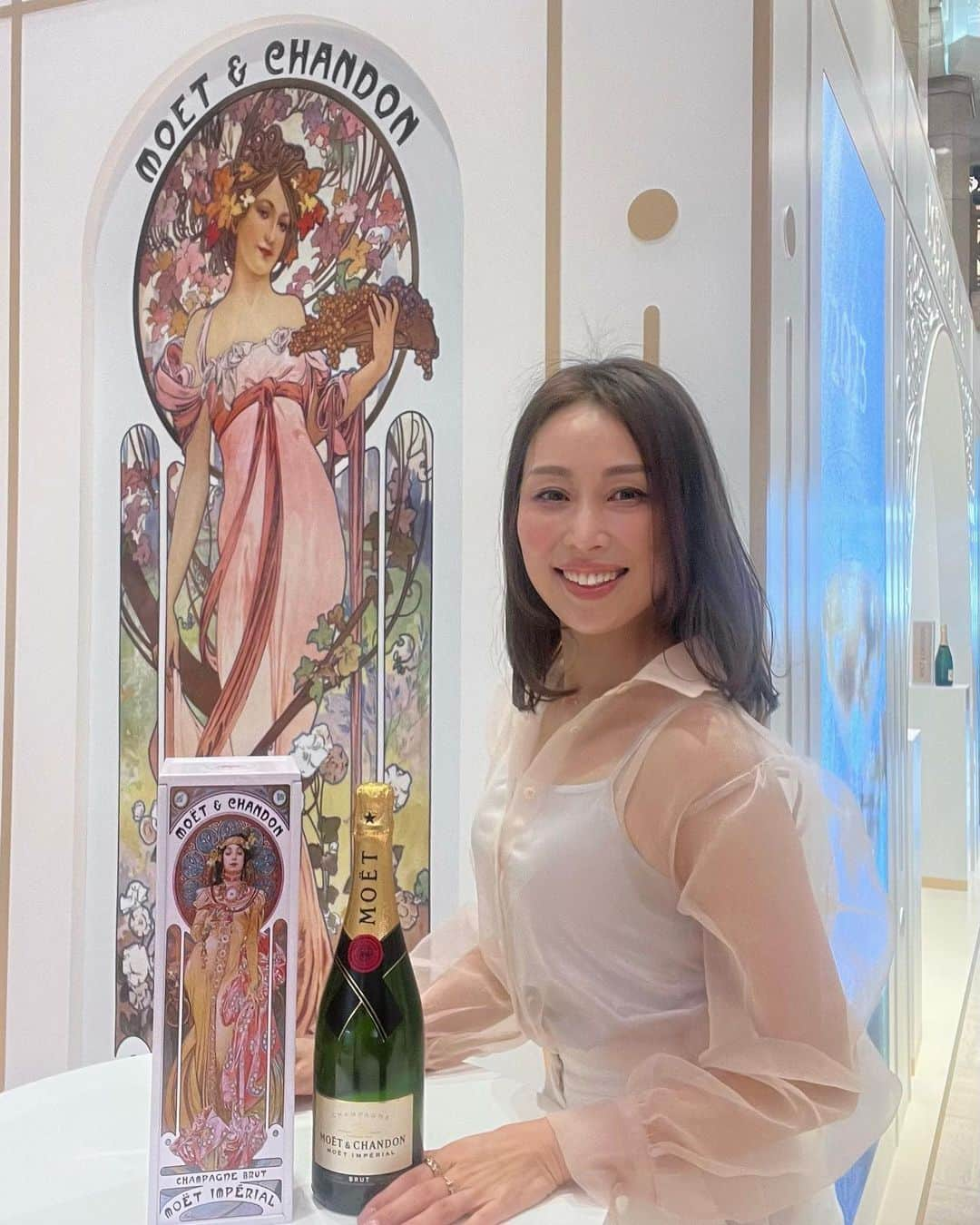 宮田綾子さんのインスタグラム写真 - (宮田綾子Instagram)「🍾モエ・エ・シャンドンとミュシャのコラボPOPUP🥂 日本橋髙島屋S.C. 本館1階 正面イベントスペースで開催中です！ ミュシャの絵の色合いとモエが合ってて素敵🤍 限定のギフトボックスやメッセージを入れられるサービスもあって、ラッピングもしてもらえるのでプレゼントにもピッタリ🎁 とても素敵な空間だったのでぜひ期間中行ってみてくださいね♩  2023年3月21日(火)まで 日本橋髙島屋S.C. 本館1階 正面イベントスペース @moetchandon 🍾    #moetchandon #モエシャンドン #モエシャンドンギフトボックス #pr #DrinkResponsibly #シャンパン #ギフト #日本橋」3月16日 7時35分 - ayako__miyata