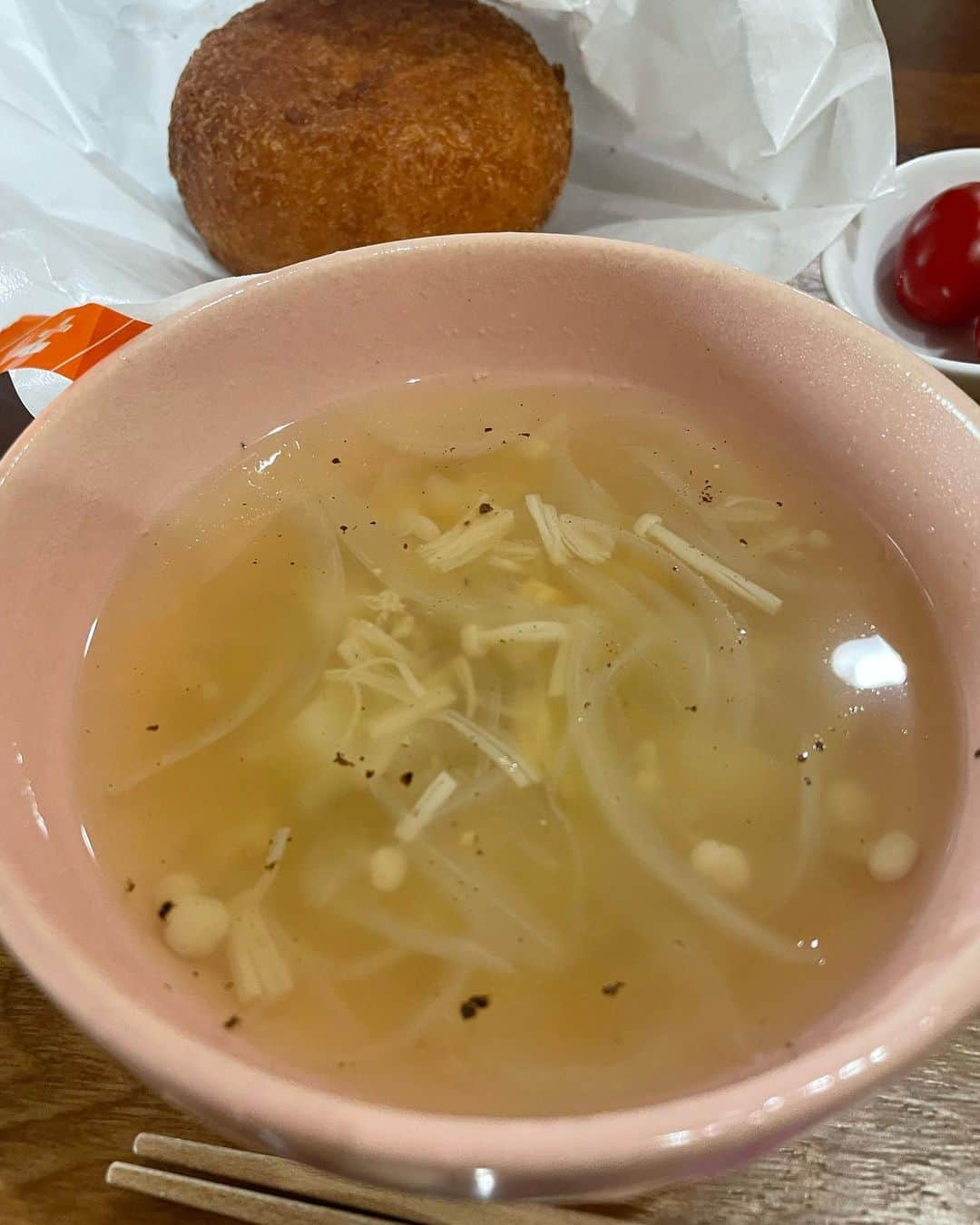 飯島直子さんのインスタグラム写真 - (飯島直子Instagram)「おはようございます^ - ^♪  昨夜は花粉のくすりのんで ねました^ ^ 初体験です、効果たのしみです♪  はい、まるでお湯のような うす味コーヒーは姉にしか 出せない味です(´∀｀*)  １５日のへんじすこしと おもったことをすこし＾＾  加奈！病院職卒業おめでとう♪ 夢は無限大！  ヨーヨー誕生日おめでとう🎈  ゆみこ頑張れー٩(๑❛ᴗ❛๑)۶  必要ない人間なんていません！ 選ばれてみんな生まれてきました(*´ー｀*)  財布は毎年変えるとよいといわれて変えていましたが いまは変えてません^ - ^  わたしは親になったことが ないので、この年で子供目線です、反抗期のときに発する言葉は　ほとんど本音ではありません 子供は無邪気に親を傷つけますが決して本音ではありません  必ず感謝を言葉にしてくれるときがきます(*´∀｀*)  脳トレ！本は読みますか？ カンタンな推理小説とか マンガとか良いかなと思います ^ - ^  今朝はパンです  はい！昨日定員さんに カレーパン二個で100円引きといわれ買いました！  わたしはキーマカレーがタイプでした^ ^  和風ポテサラ(優勝)  たまご(レンジでチン)  スープ.タマネギ、コーン、エノキ、芽の出たジャガイモ(序の口) 鶏がらスープ、塩、コショウ  最後の写真は この間タマネギが成長して 出てきたネギです  枯れもせず、とくに成長もせず 元気に育ってます  今後が楽しみです(๑˃̵ᴗ˂̵)♡」3月16日 11時43分 - naoko_iijima_705_official