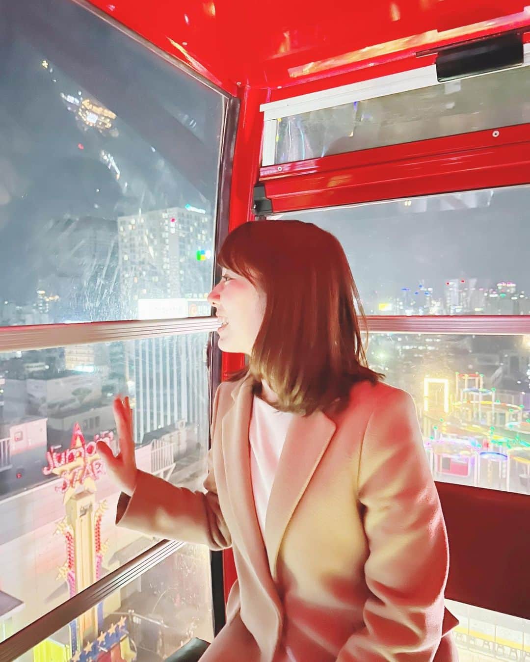 壽老麻衣さんのインスタグラム写真 - (壽老麻衣Instagram)「#韓国旅シリーズ ✈️🇰🇷✨  大邱の繁華街、東城路にある観覧車🎡 大型ショッピングモールの上にあり、大邱の夜景を堪能できるということだったので行ってみました。 日本でよく乗るような観覧車に比べて、ガラス張りになっている面が多く、スリル満点！😊 綺麗な夜景を堪能できて大満足でした🙌」3月16日 14時26分 - maijuro