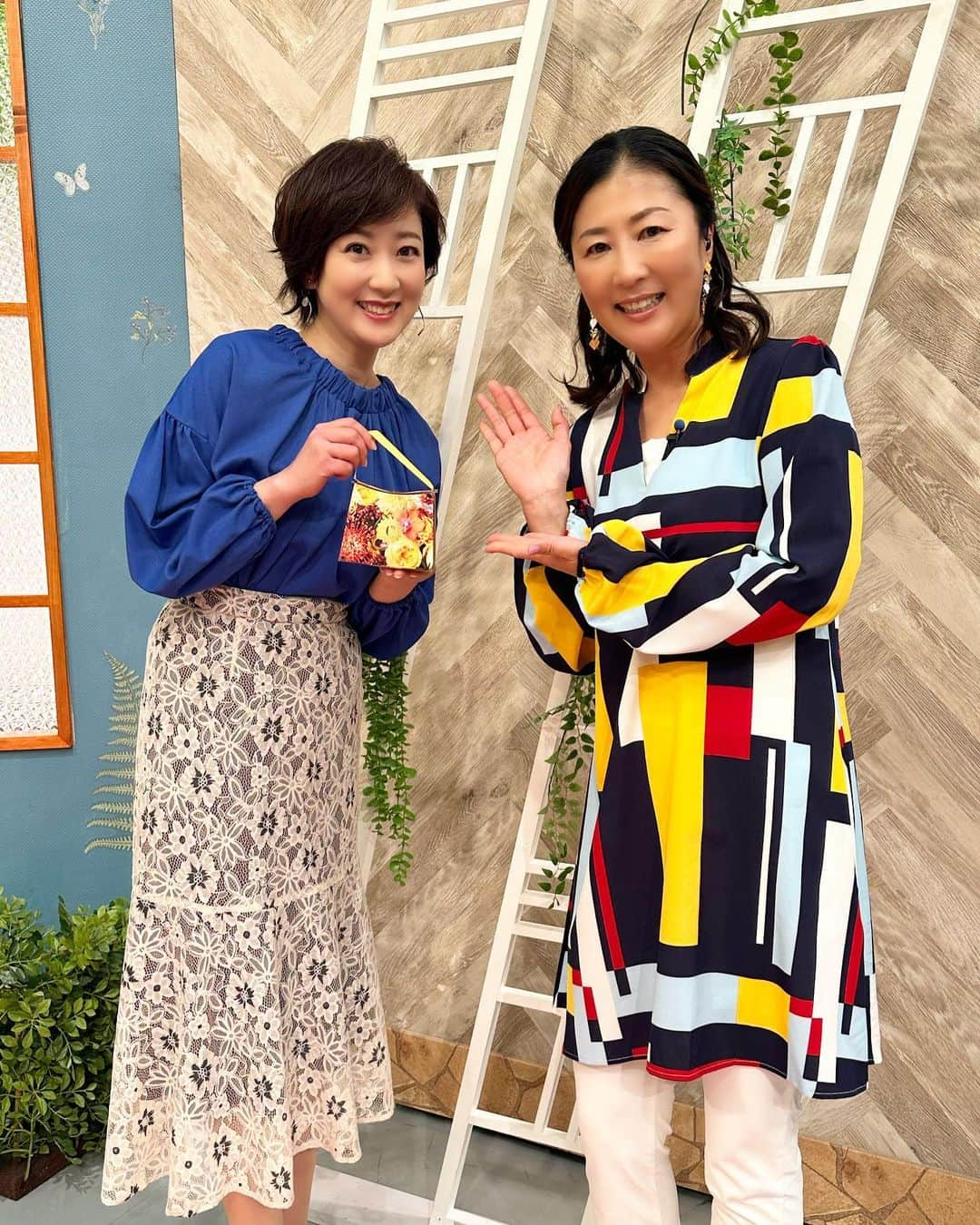 池尻和佳子さんのインスタグラム写真 - (池尻和佳子Instagram)「今日のスタジオ、沢松さんの存在で笑い声が広がっています。いつもお土産、ありがとうございます。今朝ラジオの仕事で2時半起きのすみれちゃんもナチュラルハイで素敵な感じでした😊」3月16日 16時34分 - wakako_ikejiri_rkb