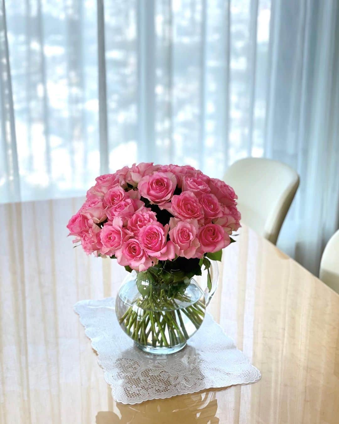 松岡里枝さんのインスタグラム写真 - (松岡里枝Instagram)「わけるのもったいなかったけど 花瓶に入れて色んな部屋に飾ってます☺️💐  薄ピンクと濃いピンク、色でまとめてみたり 一輪でドレッサーに飾ったり🌹  長持ち剤も沢山つけてくれてさすが夫くん🤓  #花のある暮らし #お花 #花束 #花瓶 #バラ #薔薇 #インテリア」3月16日 16時49分 - okarie1023