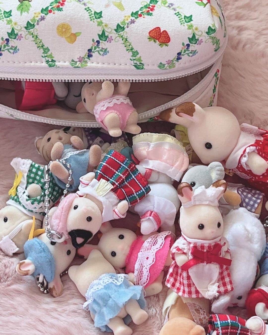 青木美沙子さんのインスタグラム写真 - (青木美沙子Instagram)「シルバニアに癒されてる🐰🧸 赤ちゃん集めてる👶かわちい  アクロバットなやついる笑笑」3月16日 18時19分 - misakoaoki