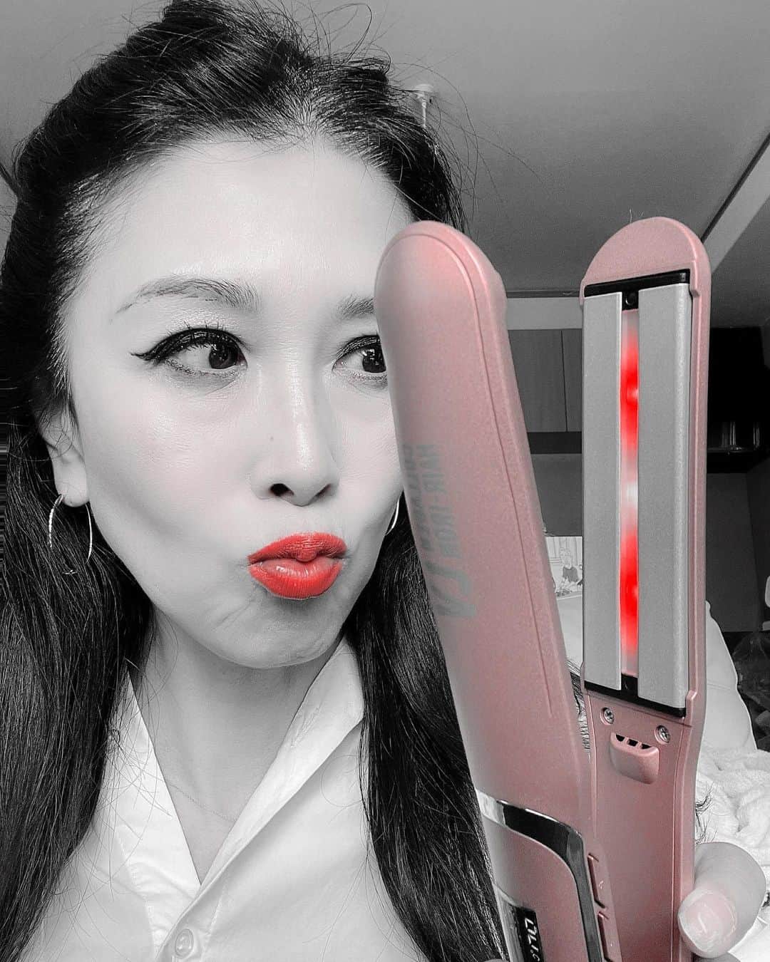 Naoko（なおこ）さんのインスタグラム写真 - (Naoko（なおこ）Instagram)「👌 👌 珍しい ヘアアイロン 試してみましたよー  LEDコラーゲンヘアアイロン  @beauty_led_lover_jp @raphaelangel8183  スーパーコラーゲンオイルと60℃低温LEDで トリートメントしました。  キューティクルを整えて 髪表面を保護コーティングして艶々髪にしてくれるって。  他にもうねりやひろがりやすい髪もまとまりやすく するそうです。  自宅でしっかり ヘアエステ💆🏻‍♀️  髪が元気だと 若々しくみえますよね。  わたし 続けてみます  https://led-lover.jp/collagenhairiron/lp/index.aspx  #コラーゲンヘアアイロンLV   #コラーゲンヘアアイロン   #LEDヘアアイロン   #LEDラバー   #LEDLOVER   #デンタルラバー   #ラファエル #筋トレ女子 #フィットネス女子#フィットネス#Fitness#筋トレ女子と繋がりたい #筋トレ好き#筋トレ好きと繋がりたい#減量 #くびれ#美ボディ #アラフィフ#アラフィフコーデ#ボディメイク #50代#健康 #熊本 #kumamoto」3月16日 19時30分 - smile_naohibi
