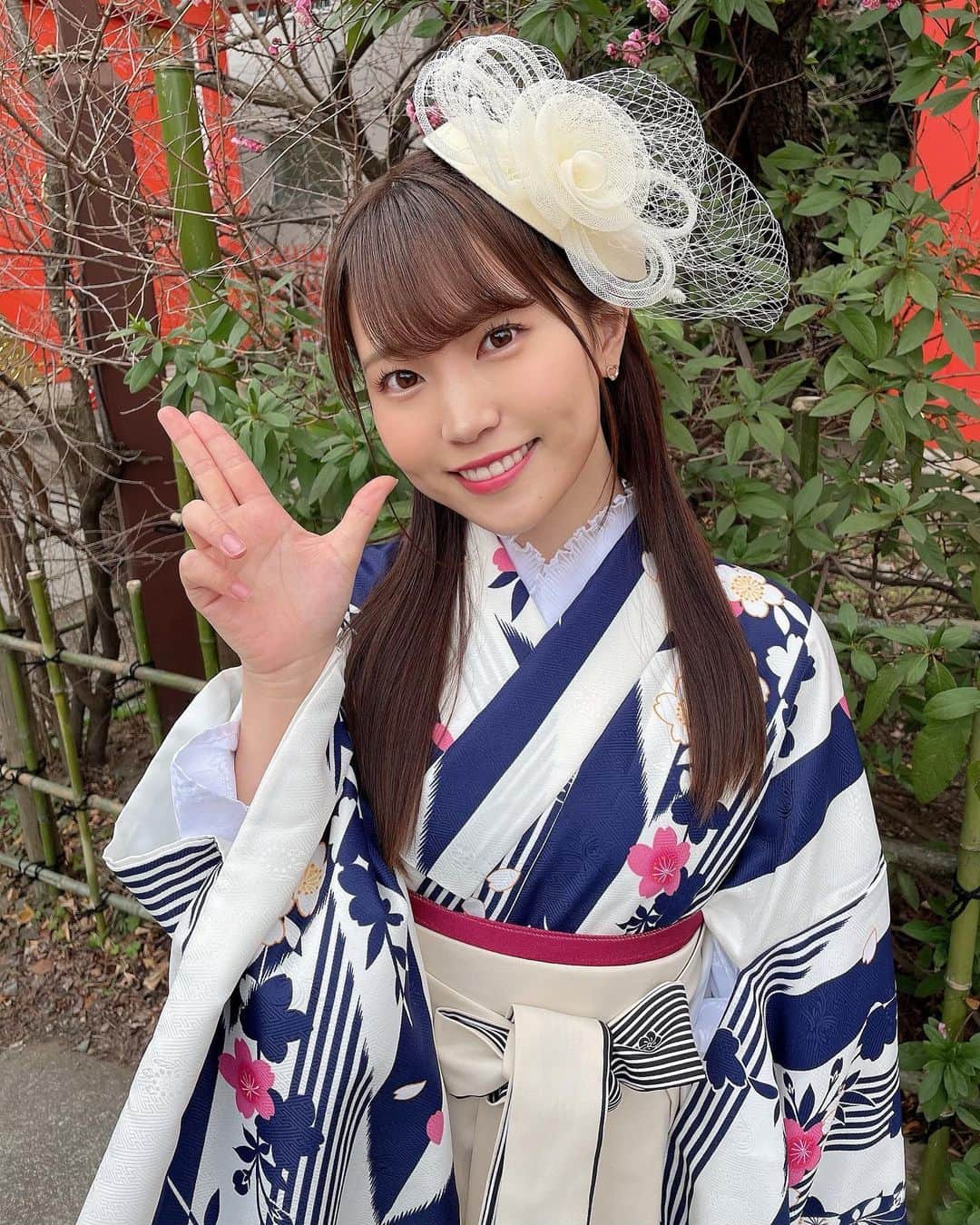 坂東遥さんのインスタグラム写真 - (坂東遥Instagram)「🌸🎓  １０年間のアイドルからの 卒業ということで  人生で初めて 袴を着せてもらいました👘  担当カラーの白でまとめて あと大好きな桜🌸  もう卒業から１週間 早すぎるー、、  早くみんなに会いたい🐇  　　  #袴  #卒業袴」3月16日 21時01分 - b.haruka1103