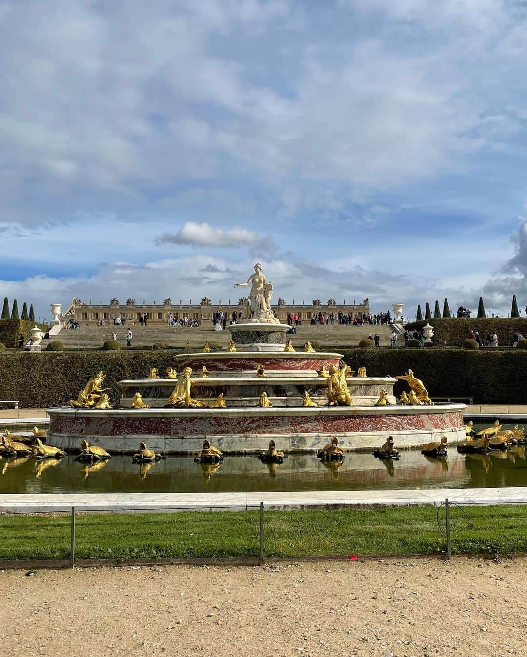 MIRIさんのインスタグラム写真 - (MIRIInstagram)「当時の技術で水のないヴェルサイユに水を引き、美しい緑、燦然たる黄金彫刻、庭園にいるだけで 絶対王政当時の迫力をひしひしと感じました🏰🫅  貴族を従え民衆の心を掴む  かっこよすぎ🥹🫅  建造物フェチな私からしたら天国👼 なぜシンメトリーか なぜこれらの彫刻をつくったのか 当時から整然と管理された このヴェルサイユ庭園で その歴史に触れ意味を知り 夢見心地でございました😭✨✨  私の後ろにあるのは 🐸ラトナの泉水🐸  #france  #jardindeversailles  #ChateaudeVersailles #symmetry  #ラトナの泉水 #アポロン #バッカス  #酒の神 #シンメトリー  #ルイ14世 #バロック #庭園  #ヴェルサイユ庭園 #フランス #ヴェルサイユ宮殿  #フレンチ #ランチ #バター芸人 #フランス旅行 #フランス料理」3月16日 21時10分 - miri.o3