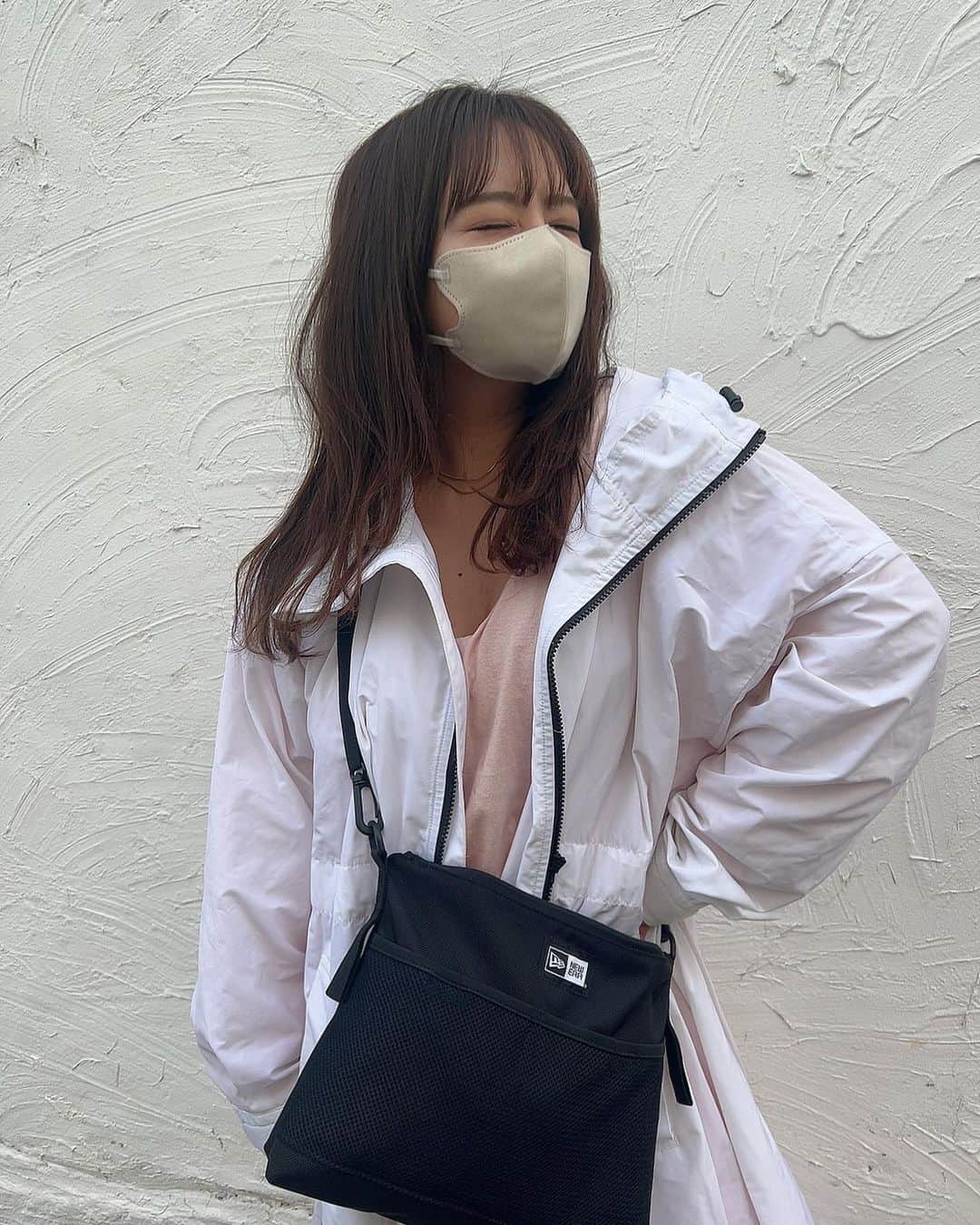 山田菜々さんのインスタグラム写真 - (山田菜々Instagram)「お散歩日和でした☀️  ニューエラのショルダーバッグが大活躍中です〜👜✨  最後の写真、おしぼり入ってるのは ご愛嬌ということで🥲🙏🏻  おしぼり持ってるとなにかと役に立つねん〜☺️(せめて中にいれろっ🤔)」3月16日 23時04分 - tannana.yamada