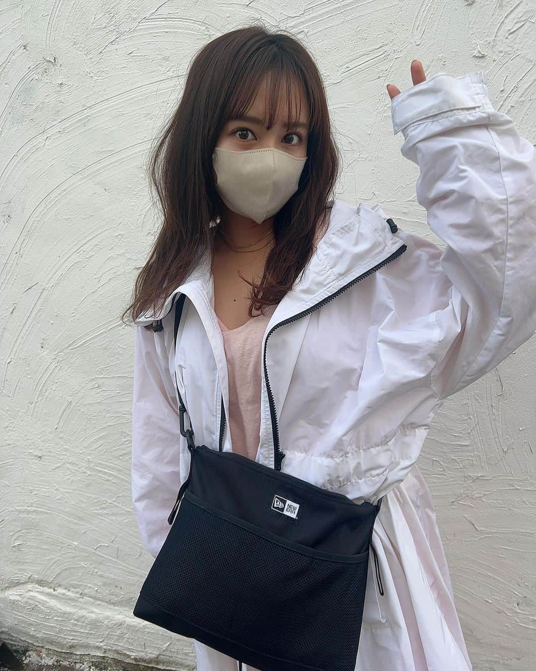 山田菜々さんのインスタグラム写真 - (山田菜々Instagram)「お散歩日和でした☀️  ニューエラのショルダーバッグが大活躍中です〜👜✨  最後の写真、おしぼり入ってるのは ご愛嬌ということで🥲🙏🏻  おしぼり持ってるとなにかと役に立つねん〜☺️(せめて中にいれろっ🤔)」3月16日 23時04分 - tannana.yamada