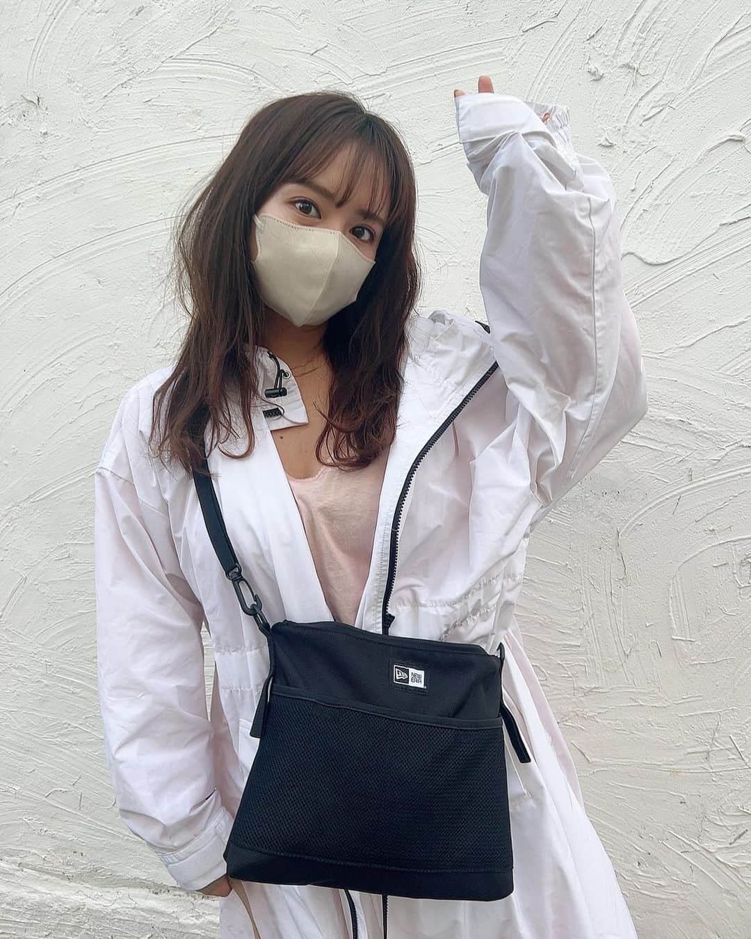 山田菜々さんのインスタグラム写真 - (山田菜々Instagram)「お散歩日和でした☀️  ニューエラのショルダーバッグが大活躍中です〜👜✨  最後の写真、おしぼり入ってるのは ご愛嬌ということで🥲🙏🏻  おしぼり持ってるとなにかと役に立つねん〜☺️(せめて中にいれろっ🤔)」3月16日 23時04分 - tannana.yamada
