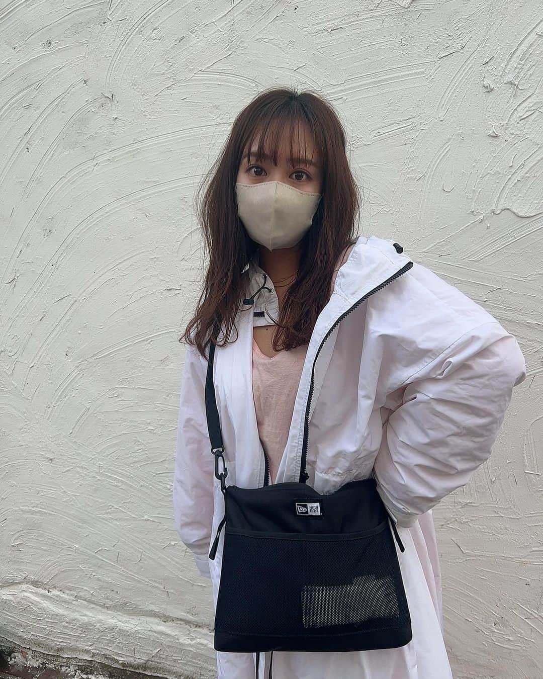 山田菜々さんのインスタグラム写真 - (山田菜々Instagram)「お散歩日和でした☀️  ニューエラのショルダーバッグが大活躍中です〜👜✨  最後の写真、おしぼり入ってるのは ご愛嬌ということで🥲🙏🏻  おしぼり持ってるとなにかと役に立つねん〜☺️(せめて中にいれろっ🤔)」3月16日 23時04分 - tannana.yamada