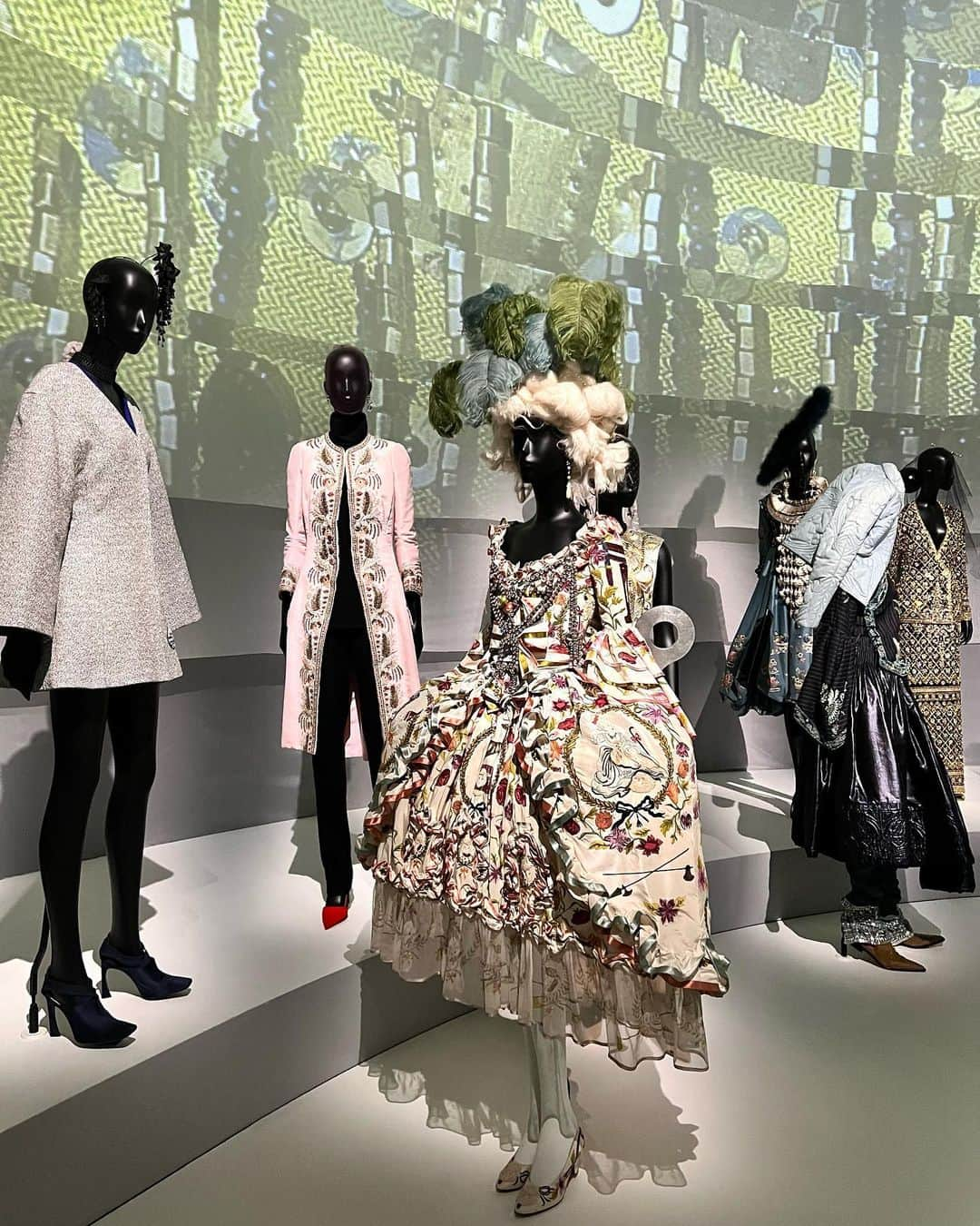 さわいえりさんのインスタグラム写真 - (さわいえりInstagram)「⠀  Christian Dior  DESIGNER of DREAMS  『クリスチャン・ディオール、夢のクチュリエ』展♡  ドレスに施された細工がとても美しくて、 たくさんのカラフルなレディディオールも可愛くて、 ほんとうに素敵な展示会でした✨  近々diorに行ってみよっと🫶  * ┈┈┈┈┈┈┈┈┈┈┈┈┈┈┈┈┈┈┈┈┈ *  会期：2023年5月28日（日）まで  東京都現代美術館　企画展示室 1F / 地下2F　  📍〒135-0022 東京都江東区三好4-1-1  * ┈┈┈┈┈┈┈┈┈┈┈┈┈┈┈┈┈┈┈┈┈ *  #東京現代美術館#クリスチャンディオール#クリスチャンディオール夢のクチュリエ展 #クリスチャンディオール展 #ディオール展 #dior#ChristianDior#museum#exhibition」3月16日 23時07分 - beauty_eri7