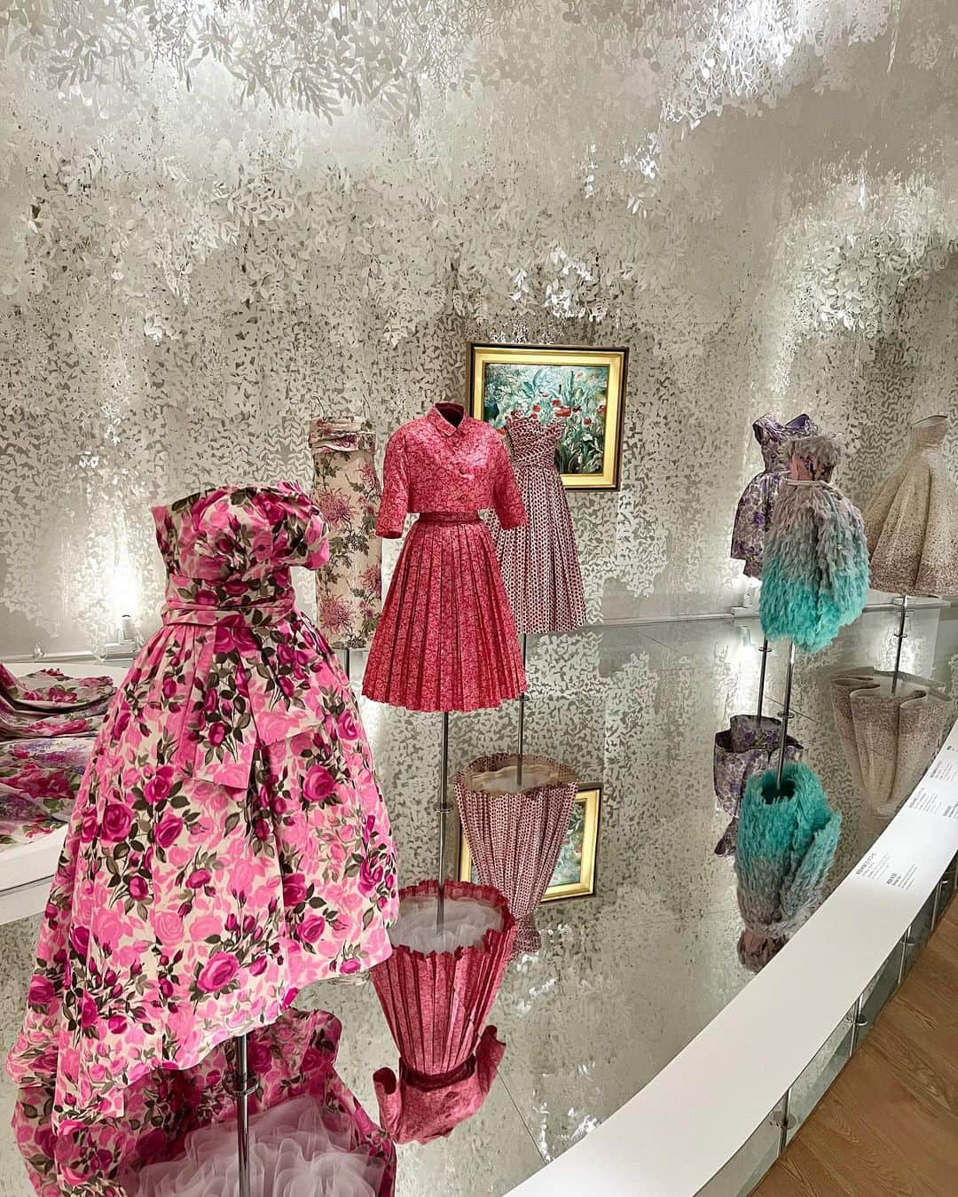 さわいえりさんのインスタグラム写真 - (さわいえりInstagram)「⠀  Christian Dior  DESIGNER of DREAMS  『クリスチャン・ディオール、夢のクチュリエ』展♡  ドレスに施された細工がとても美しくて、 たくさんのカラフルなレディディオールも可愛くて、 ほんとうに素敵な展示会でした✨  近々diorに行ってみよっと🫶  * ┈┈┈┈┈┈┈┈┈┈┈┈┈┈┈┈┈┈┈┈┈ *  会期：2023年5月28日（日）まで  東京都現代美術館　企画展示室 1F / 地下2F　  📍〒135-0022 東京都江東区三好4-1-1  * ┈┈┈┈┈┈┈┈┈┈┈┈┈┈┈┈┈┈┈┈┈ *  #東京現代美術館#クリスチャンディオール#クリスチャンディオール夢のクチュリエ展 #クリスチャンディオール展 #ディオール展 #dior#ChristianDior#museum#exhibition」3月16日 23時07分 - beauty_eri7