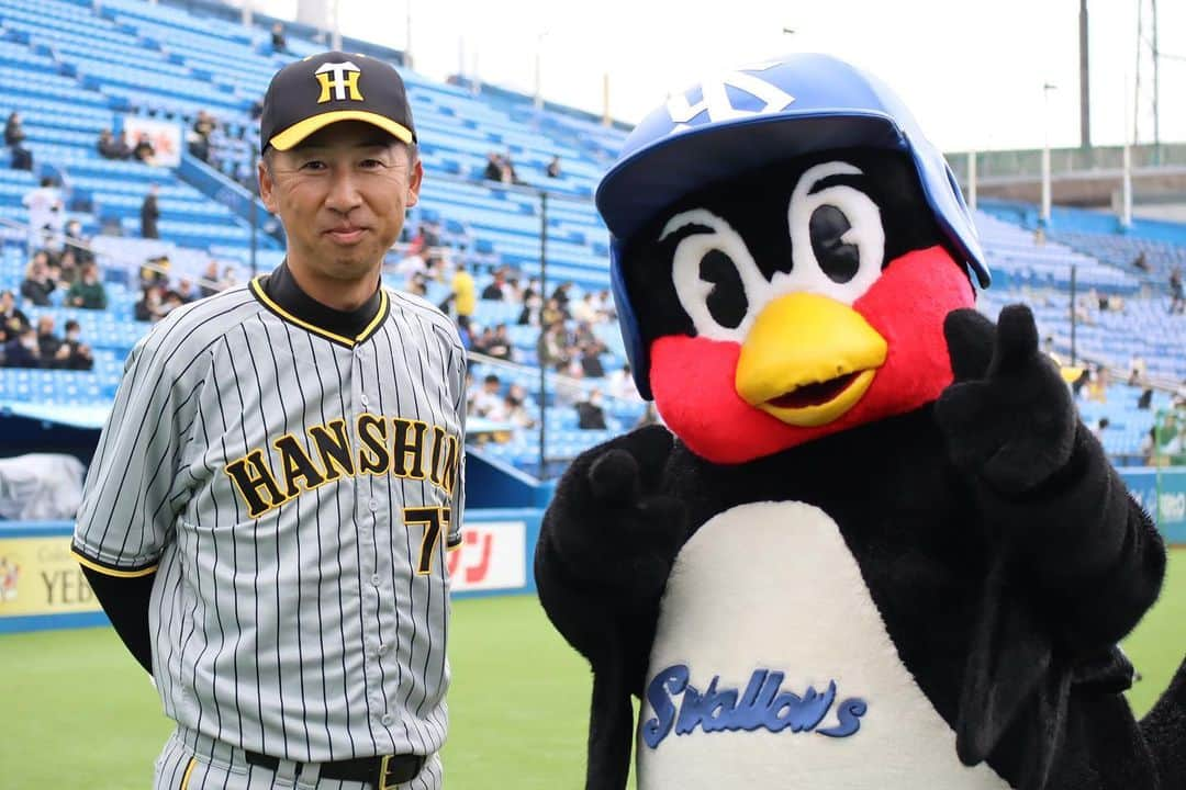 阪神タイガースさんのインスタグラム写真 - (阪神タイガースInstagram)「今日から神宮球場でヤクルトとの3連戦！練習中に#つば九郎 が今岡コーチに挨拶に来てくれました！ #阪神タイガース  #今岡真訪 コーチ #東京ヤクルトスワローズ  #つば九郎」3月17日 12時12分 - hanshintigers_official