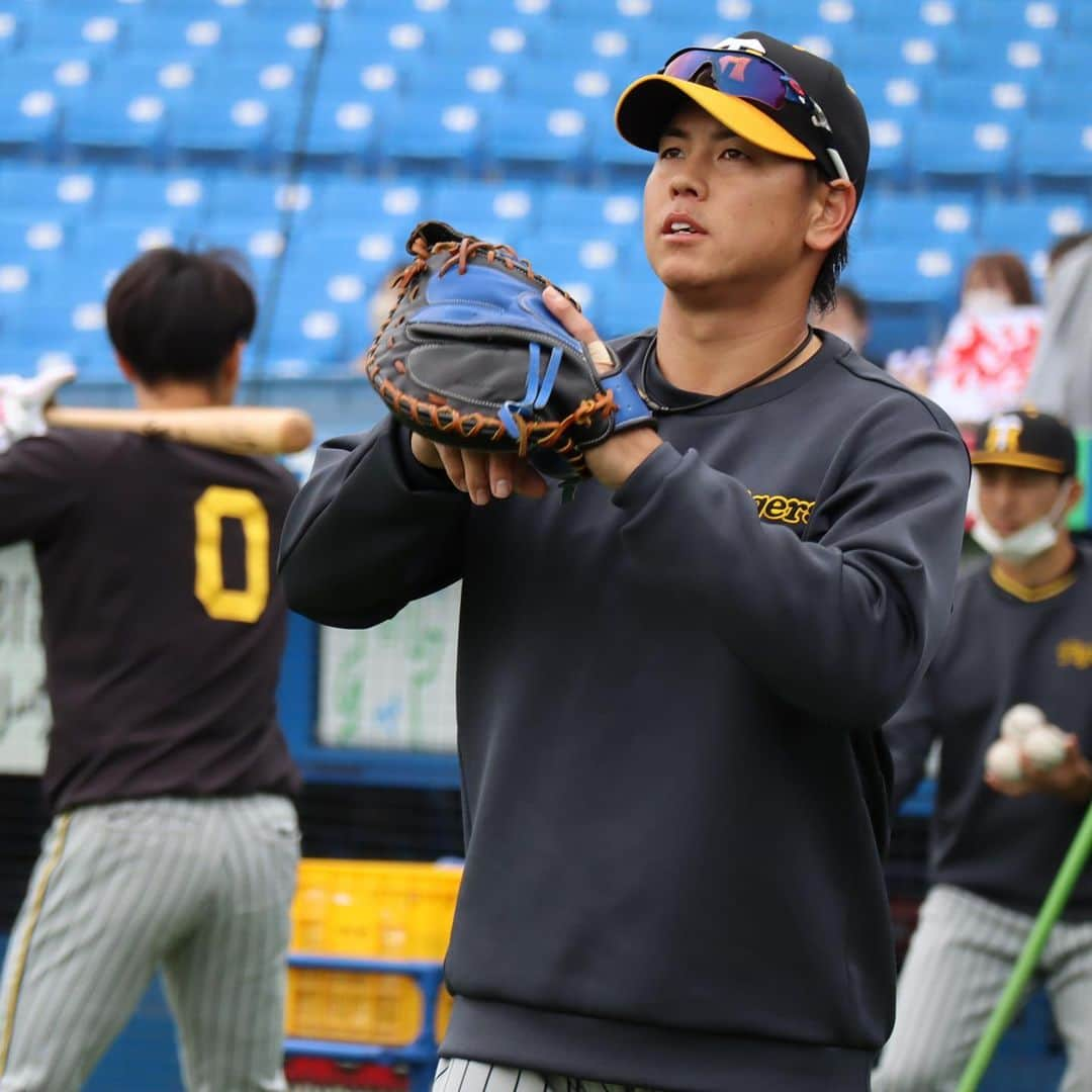 阪神タイガースさんのインスタグラム写真 - (阪神タイガースInstagram)「3月17日ヤクルト戦、本日の試合前練習の様子です！ #森下翔太 選手 #小幡竜平 選手 #熊谷敬宥 選手 #長坂拳弥 選手 #梅野隆太郎 選手 #シェルドンノイジー 選手 #島田海吏 選手 #村上頌樹 選手 #富田蓮 選手 #岩貞祐太 選手 #阪神タイガース  #ARE」3月17日 13時21分 - hanshintigers_official