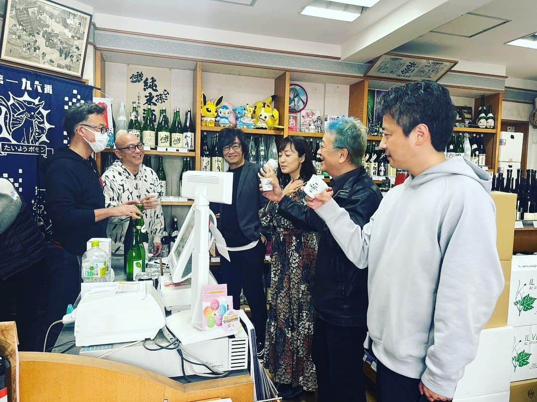 及川奈央さんのインスタグラム写真 - (及川奈央Instagram)「昨日は月に一度の #TokyoStarRadio #おめおじゃ ラジオ収録でした。 4月のマンスリーゲストは #高取ヒデアキ さん♬.*ﾟ 朝から一同で西日暮里駅で待ち合わせをしまして  #リカーズのだや さんへ。 こちらで日本酒の試飲会をしていただきました。 4月6日(木)の番組内で放送されますので是非お耳でお楽しみください。 佐藤さんご夫婦、ありがとうございました！  その後スタジオに移動して収録。 ゲストの高取さんと共に、皆さんで楽しく過ごさせていただきました。 ありがとうございました。  毎週木曜日23:00より放送。 再放送は金曜日7:00です。   #NewJack拓郎 さん  #ヲタクのヤマちゃん   #及川奈央」3月17日 17時10分 - naooikawa