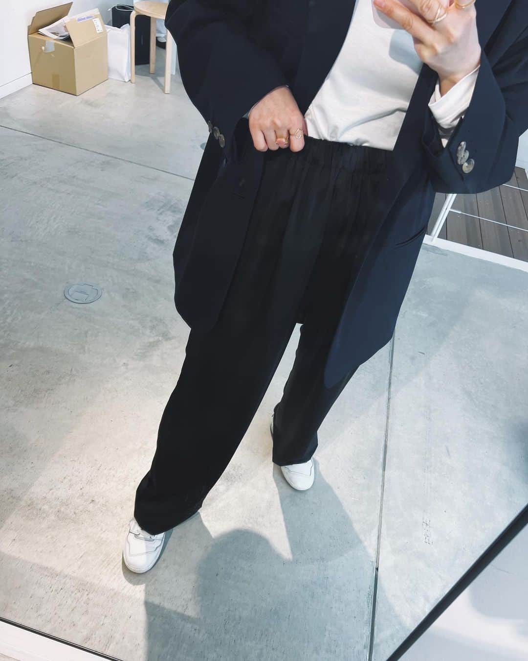 翁安芸さんのインスタグラム写真 - (翁安芸Instagram)「@wray.jp の展示会🤍  久しぶりにみんなに会えて嬉しい瞬間🫶🏻  今回はお洋服のラインナップが増えていました！！ シルク、ウール、コットンと様々な種類を愛用しているソックスもまたまた買い足し🧦🤍  新商品のロールオンのアロマも楽しみです🍃  #wray #loungewray #tokyo」3月17日 17時32分 - akinyc