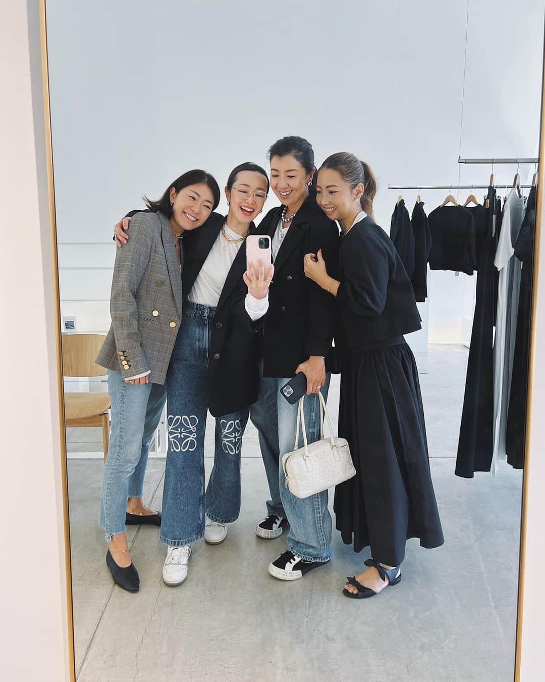 翁安芸さんのインスタグラム写真 - (翁安芸Instagram)「@wray.jp の展示会🤍  久しぶりにみんなに会えて嬉しい瞬間🫶🏻  今回はお洋服のラインナップが増えていました！！ シルク、ウール、コットンと様々な種類を愛用しているソックスもまたまた買い足し🧦🤍  新商品のロールオンのアロマも楽しみです🍃  #wray #loungewray #tokyo」3月17日 17時32分 - akinyc