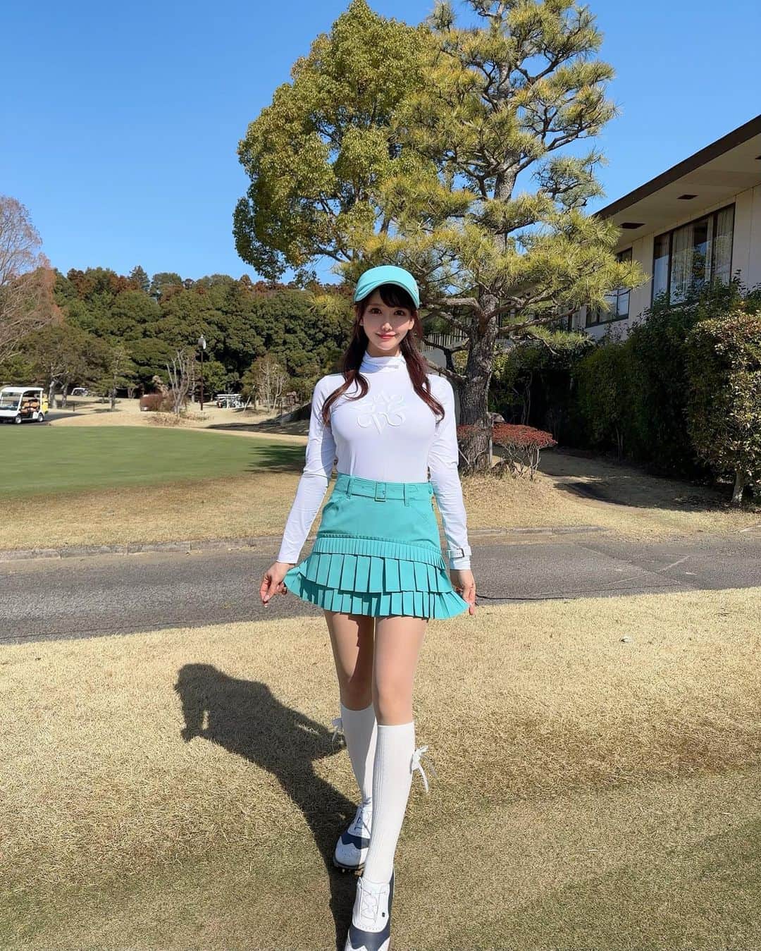 MAYUさんのインスタグラム写真 - (MAYUInstagram)「. @standrews.kr コーデ💚🤍 ミントグリーンの色味がとってもかわいいの〜っ！🫶🏻 . ショップでは違う商品を見てたんだけど、店員のお姉さんがこのカラーを推してくれて 着てみたらめちゃくちゃかわいかった🥺💚💚 . バイザーもスカートと同じカラーで 後ろにはセントのチャームがついてるし、前のロゴはキラキラちゃんなの！🥺✨ こういうのだいすき🤍🤍 . 6枚目を見たら分かるかもだけど この日、日差しが強くて 顔がすっごく日焼けしちゃった。。🤣☀️ . そろそろちゃんと日焼け対応しないとね！✊🏻 . . #ゴルフ女子#ゴルフ#ゴルフウェア#ゴルフコーデ#セントアンドリュース#セントアンドリュースゴルフ#standrews#korea#golf#golfwear#golflife#golfaddict#golfstagram #golfcourse#golfclub#golfday#japanesegirl」3月17日 18時37分 - mayu.kina_golf