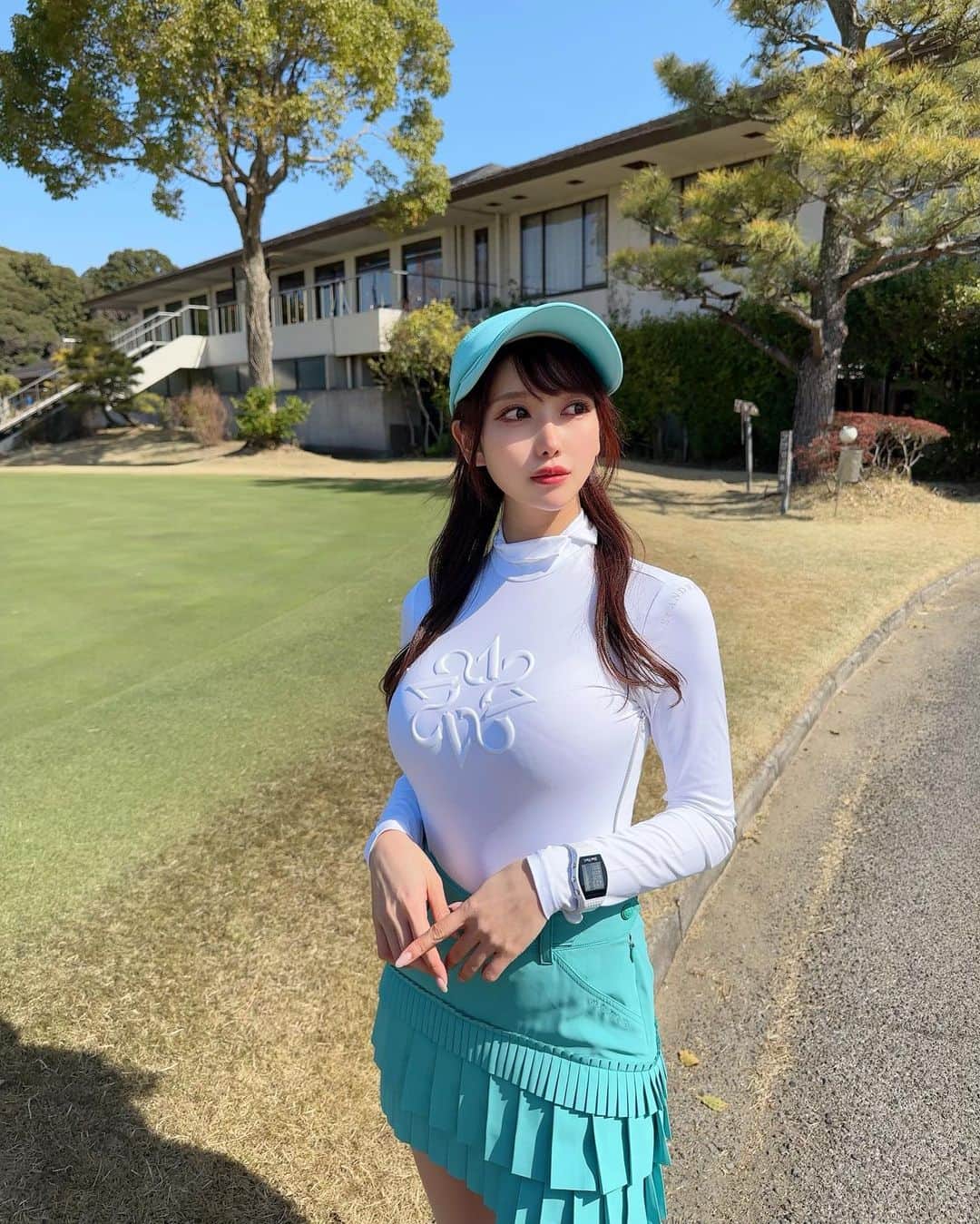 MAYUさんのインスタグラム写真 - (MAYUInstagram)「. @standrews.kr コーデ💚🤍 ミントグリーンの色味がとってもかわいいの〜っ！🫶🏻 . ショップでは違う商品を見てたんだけど、店員のお姉さんがこのカラーを推してくれて 着てみたらめちゃくちゃかわいかった🥺💚💚 . バイザーもスカートと同じカラーで 後ろにはセントのチャームがついてるし、前のロゴはキラキラちゃんなの！🥺✨ こういうのだいすき🤍🤍 . 6枚目を見たら分かるかもだけど この日、日差しが強くて 顔がすっごく日焼けしちゃった。。🤣☀️ . そろそろちゃんと日焼け対応しないとね！✊🏻 . . #ゴルフ女子#ゴルフ#ゴルフウェア#ゴルフコーデ#セントアンドリュース#セントアンドリュースゴルフ#standrews#korea#golf#golfwear#golflife#golfaddict#golfstagram #golfcourse#golfclub#golfday#japanesegirl」3月17日 18時37分 - mayu.kina_golf