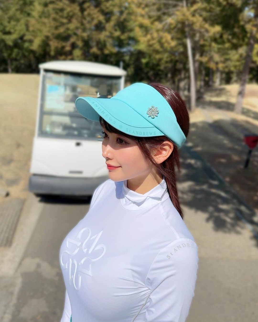MAYUさんのインスタグラム写真 - (MAYUInstagram)「. @standrews.kr コーデ💚🤍 ミントグリーンの色味がとってもかわいいの〜っ！🫶🏻 . ショップでは違う商品を見てたんだけど、店員のお姉さんがこのカラーを推してくれて 着てみたらめちゃくちゃかわいかった🥺💚💚 . バイザーもスカートと同じカラーで 後ろにはセントのチャームがついてるし、前のロゴはキラキラちゃんなの！🥺✨ こういうのだいすき🤍🤍 . 6枚目を見たら分かるかもだけど この日、日差しが強くて 顔がすっごく日焼けしちゃった。。🤣☀️ . そろそろちゃんと日焼け対応しないとね！✊🏻 . . #ゴルフ女子#ゴルフ#ゴルフウェア#ゴルフコーデ#セントアンドリュース#セントアンドリュースゴルフ#standrews#korea#golf#golfwear#golflife#golfaddict#golfstagram #golfcourse#golfclub#golfday#japanesegirl」3月17日 18時37分 - mayu.kina_golf